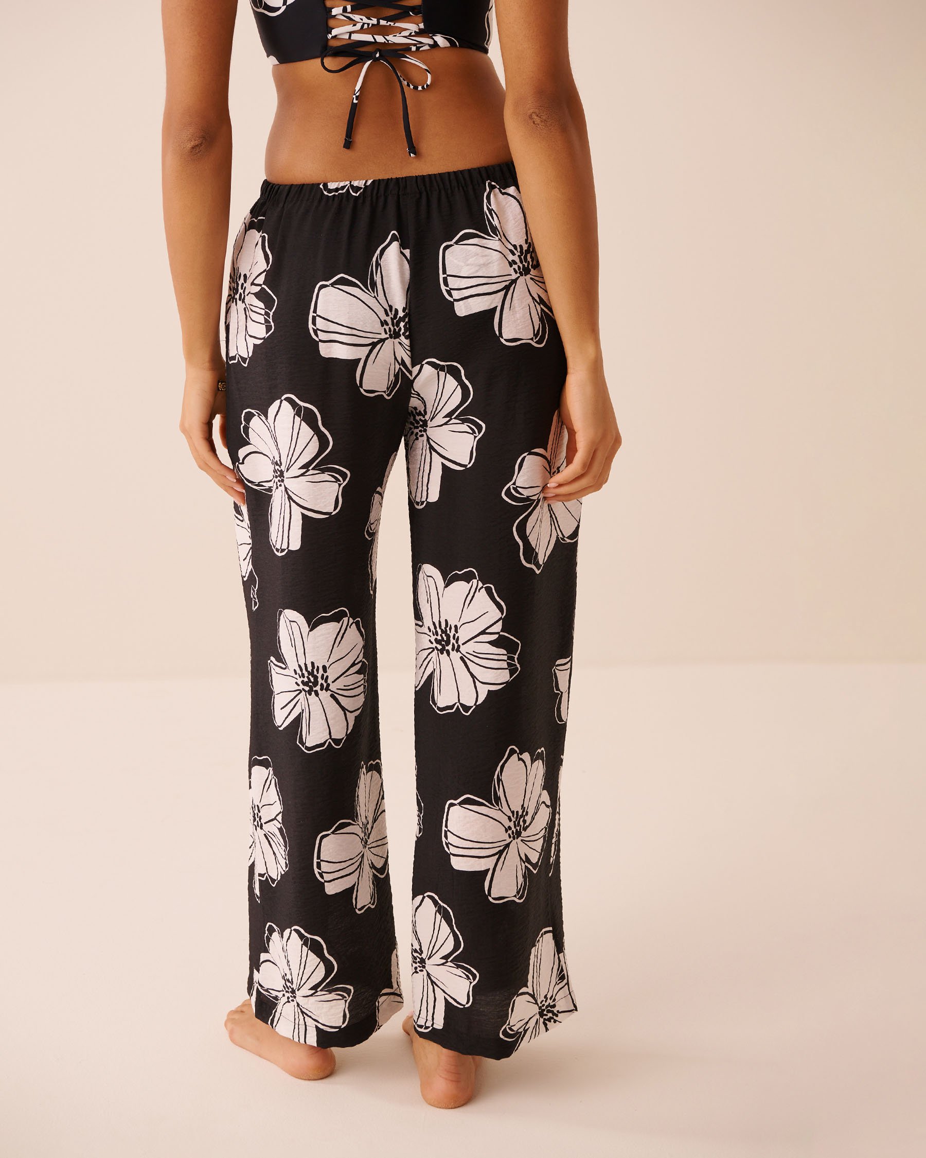 LA VIE EN ROSE AQUA Pantalon jambe large imprimé tropical Hibiscus noir 80200101 - View2