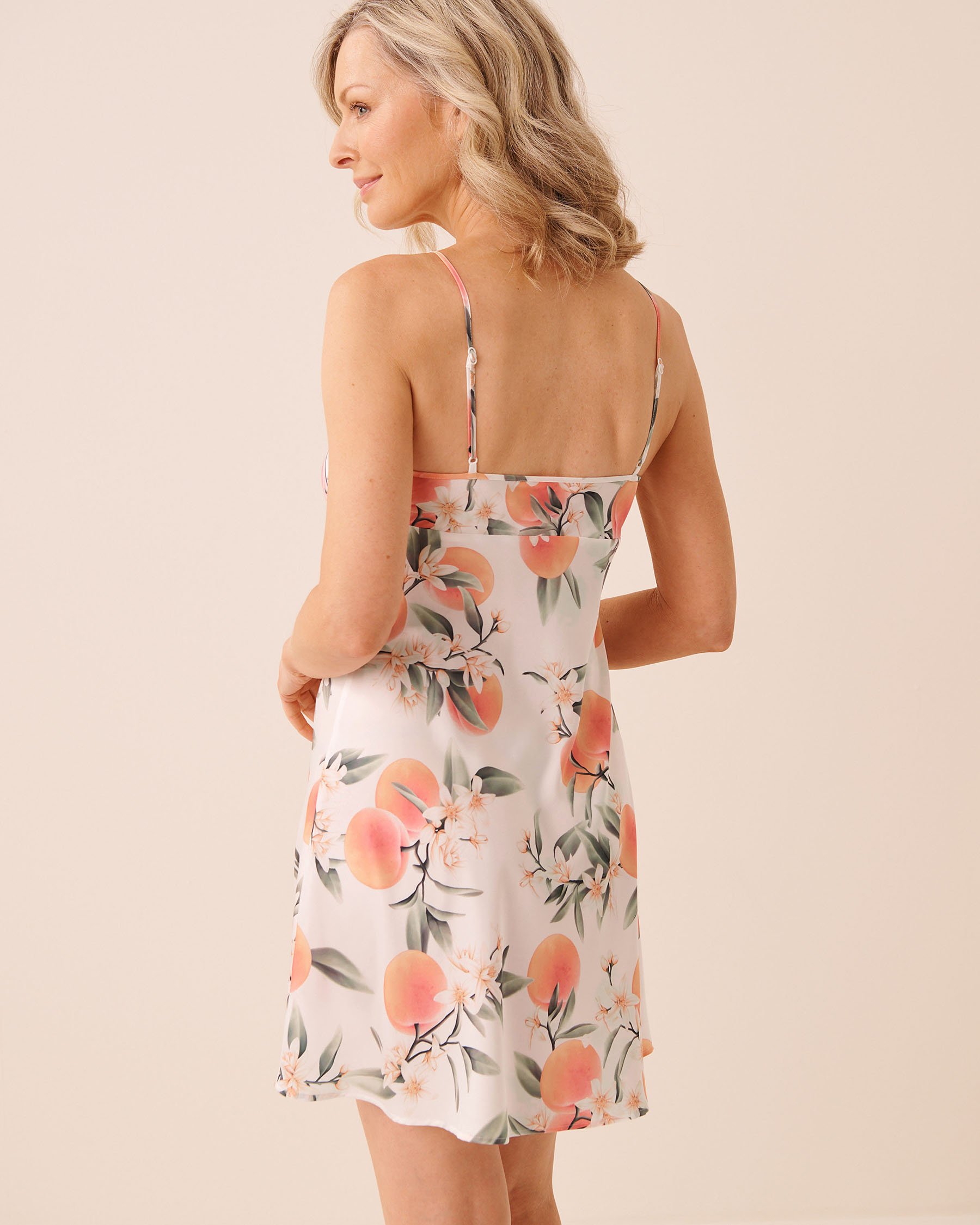 LA VIE EN ROSE Nuisette en satin nouée à l'encolure imprimé pêche Blanc/Pêches 60500244 - View2