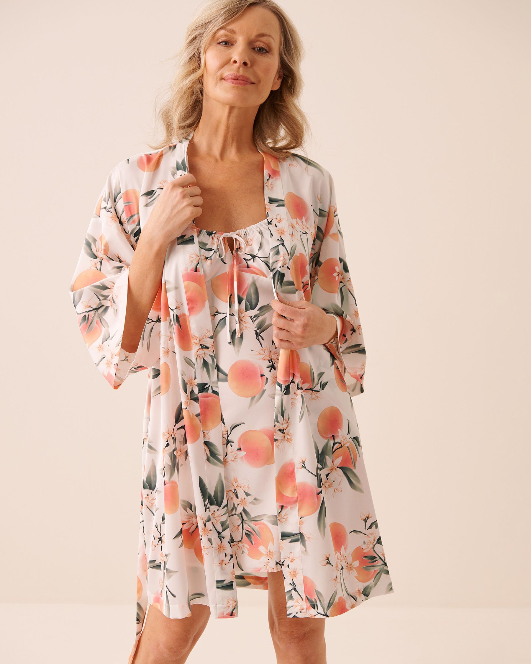 LA VIE EN ROSE Peach Print Satin Kimono White/Peaches 60600122 - View1