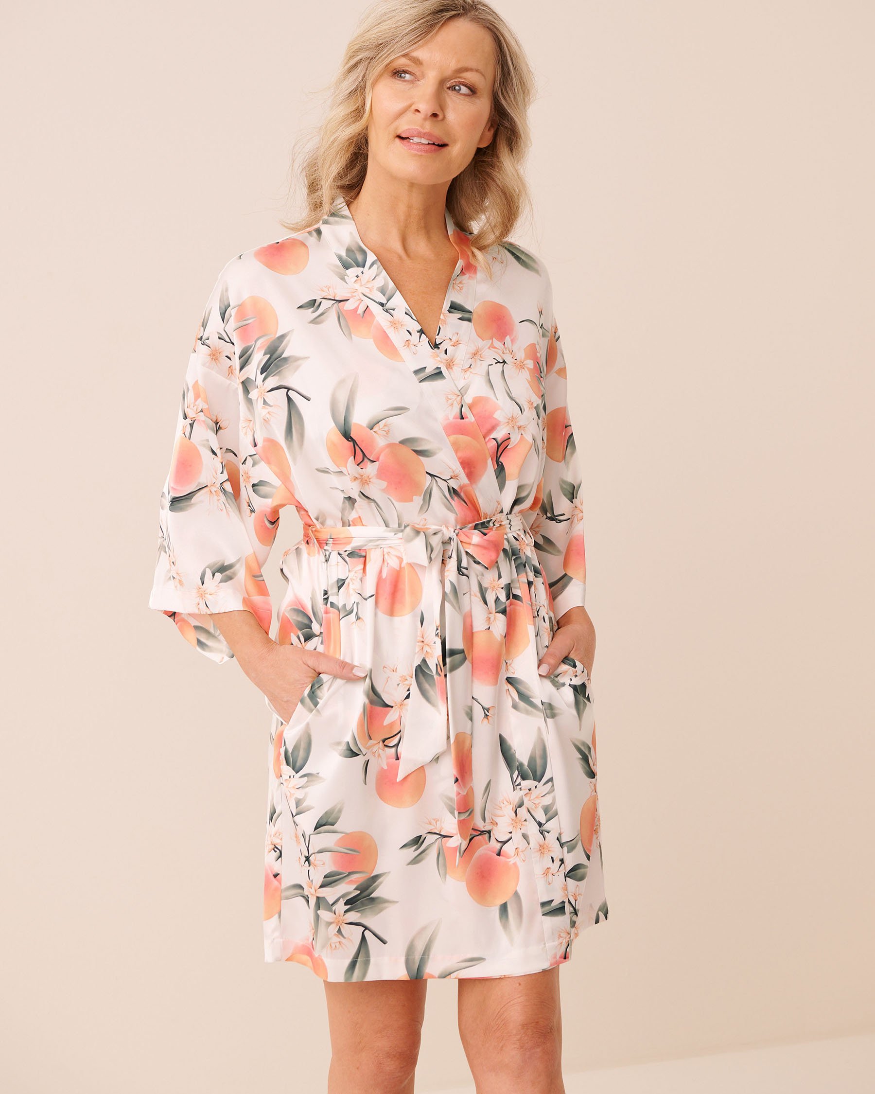 LA VIE EN ROSE Peach Print Satin Kimono White/Peaches 60600122 - View2