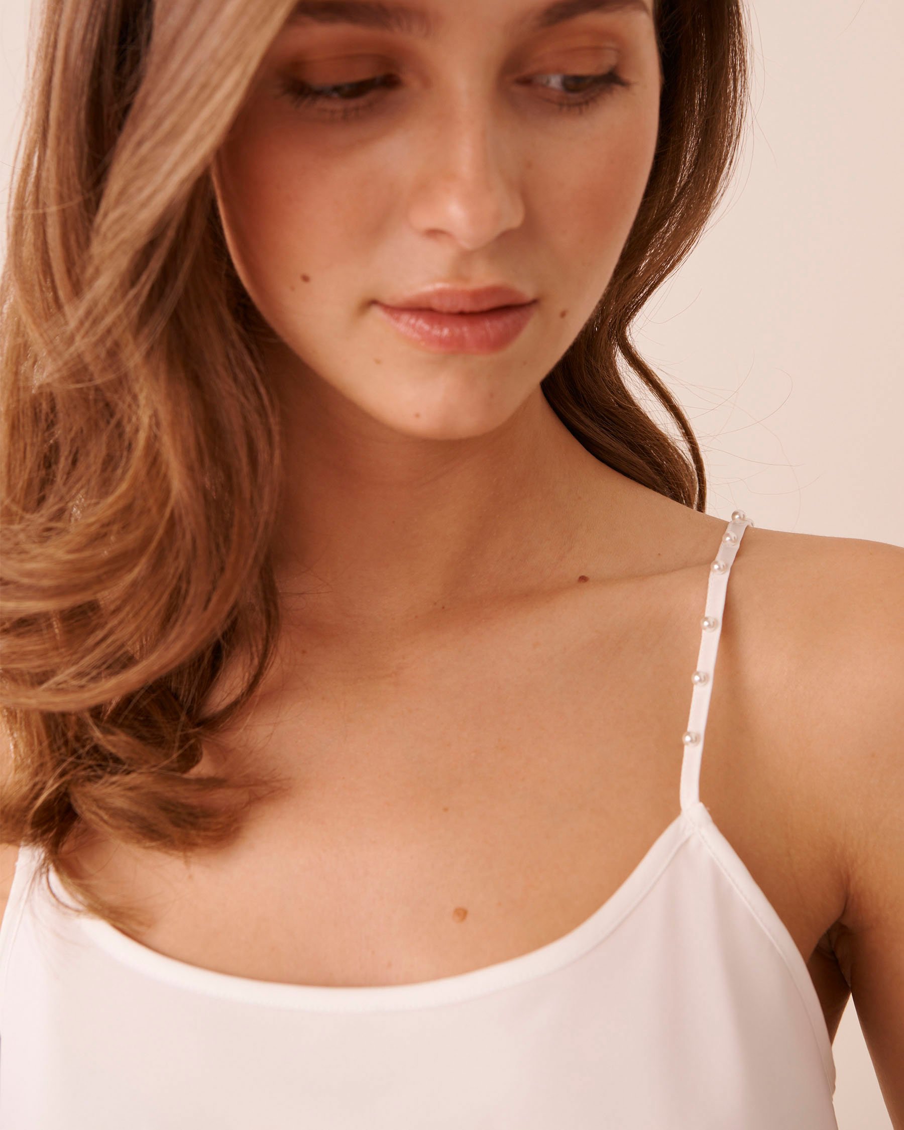 LA VIE EN ROSE Camisole en satin et chiffon aux bretelles perlées Blanc 60100193 - View3