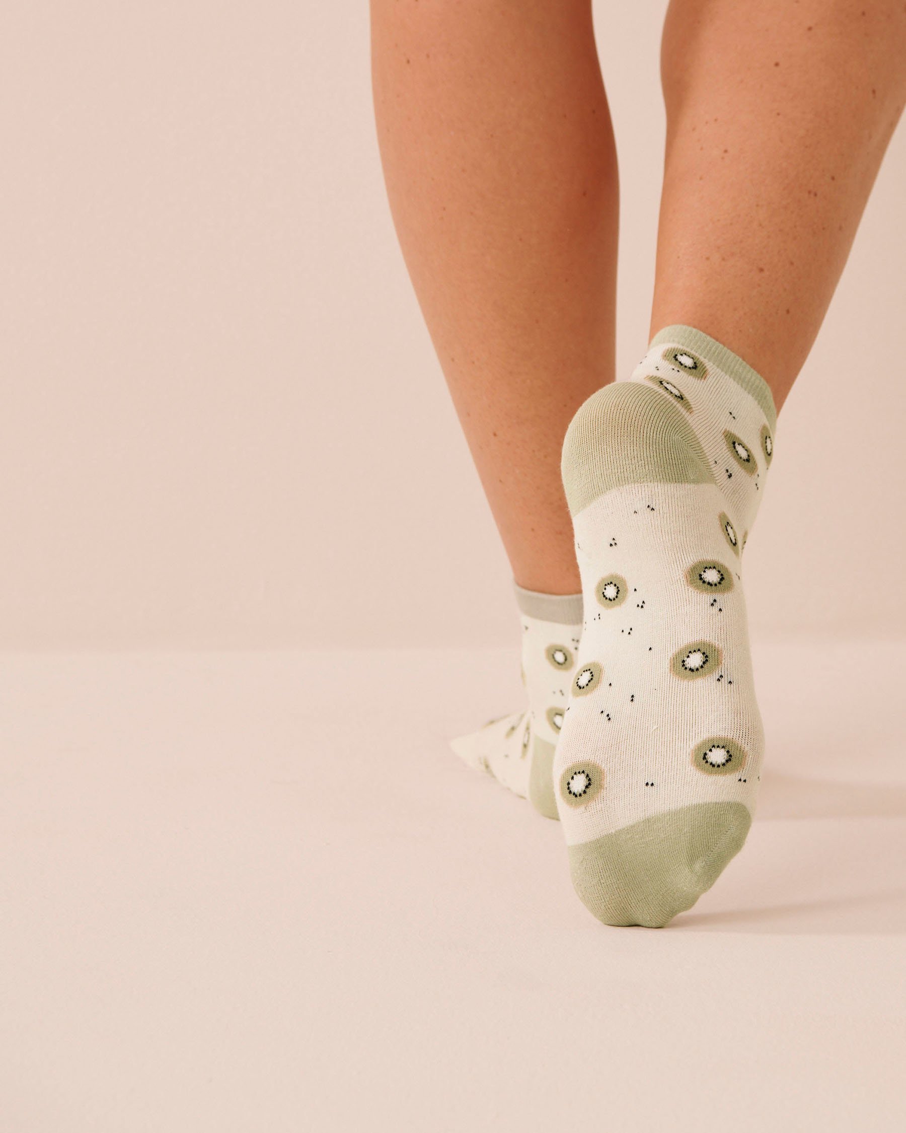 LA VIE EN ROSE Bas finement côtelé motif kiwi Vert/Kiwis 40700476 - View2