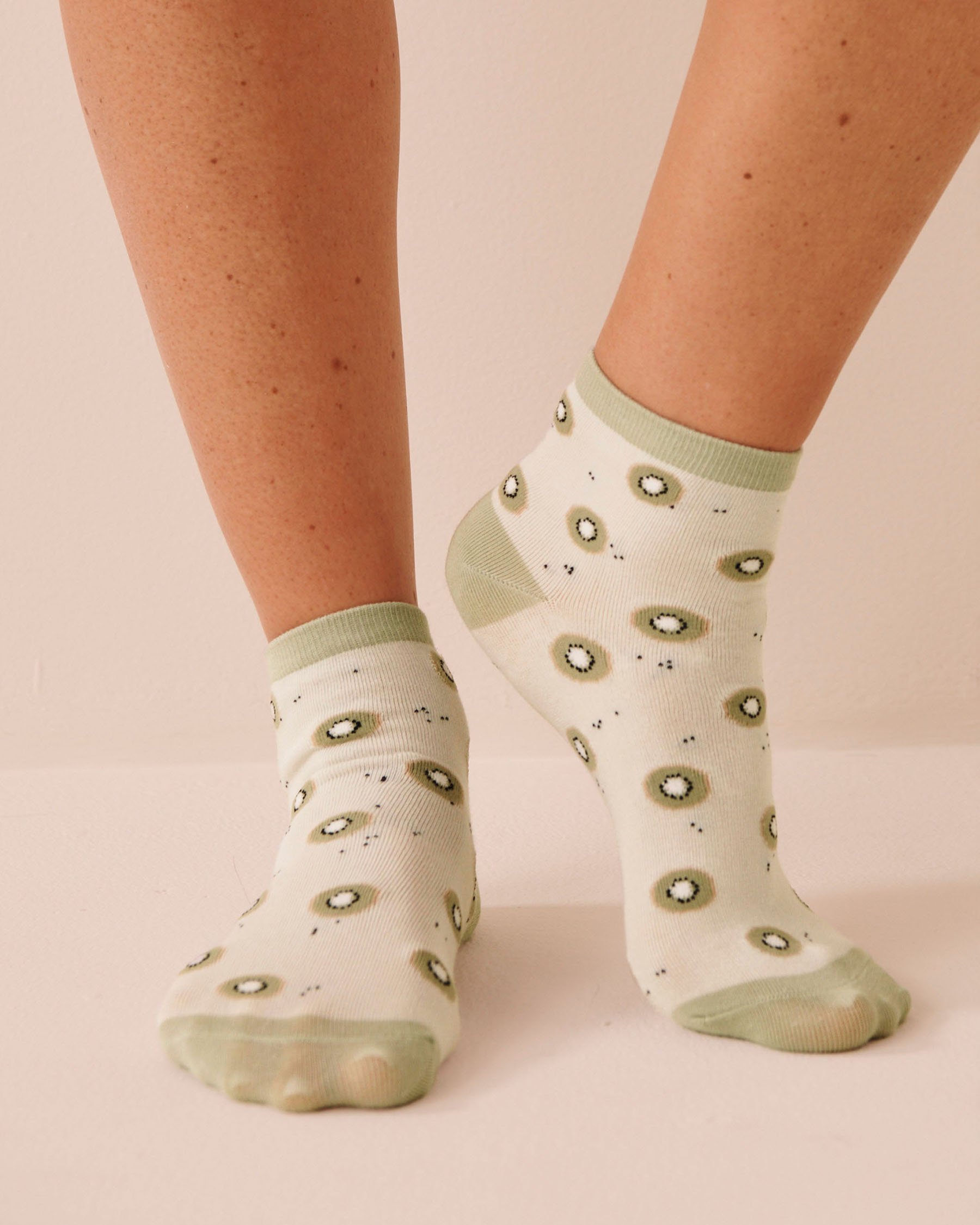 LA VIE EN ROSE Bas finement côtelé motif kiwi Vert/Kiwis 40700476 - View1