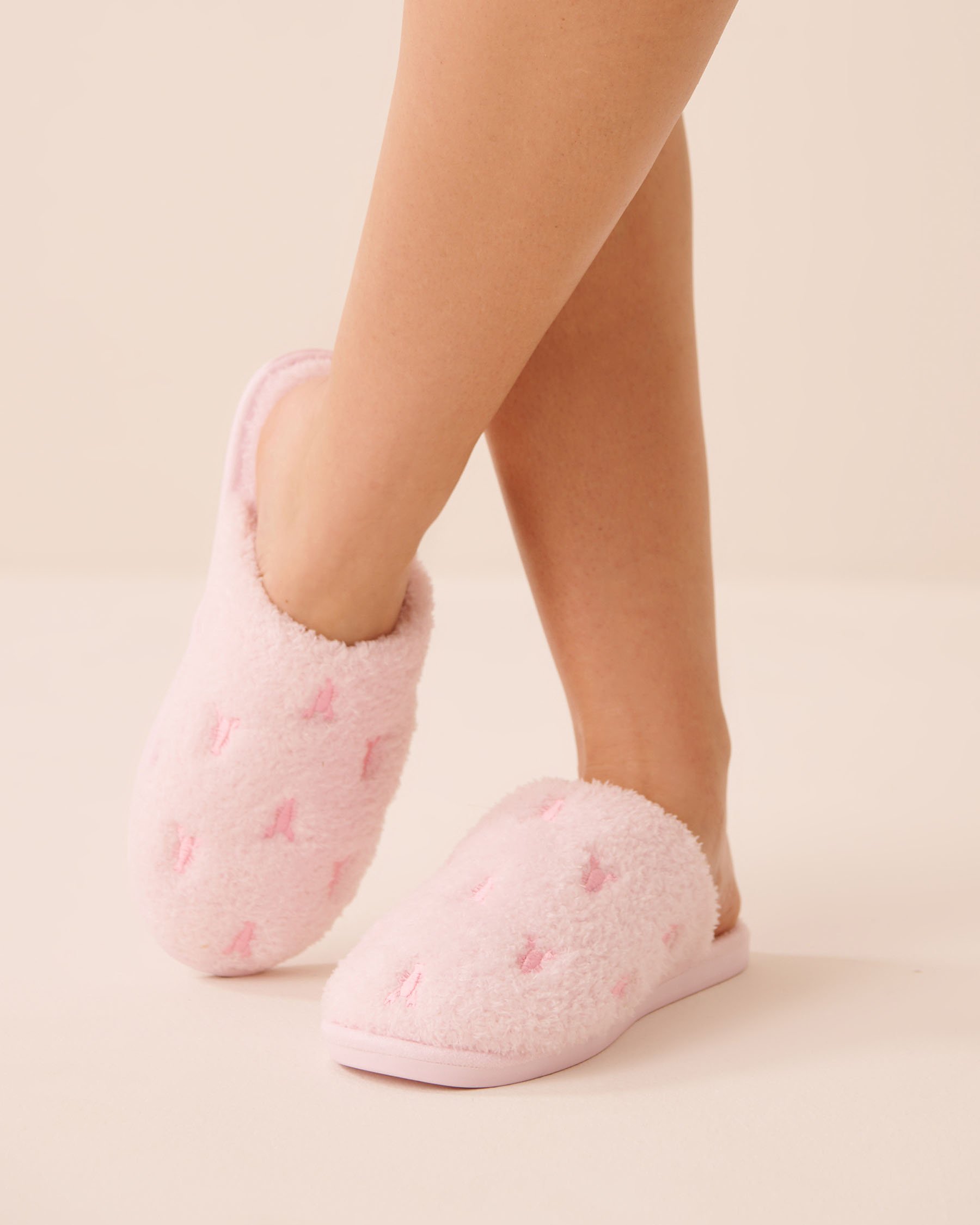 LA VIE EN ROSE Pantoufles en fausse fourrure bouclée broderies homards Rose 40700474 - View1