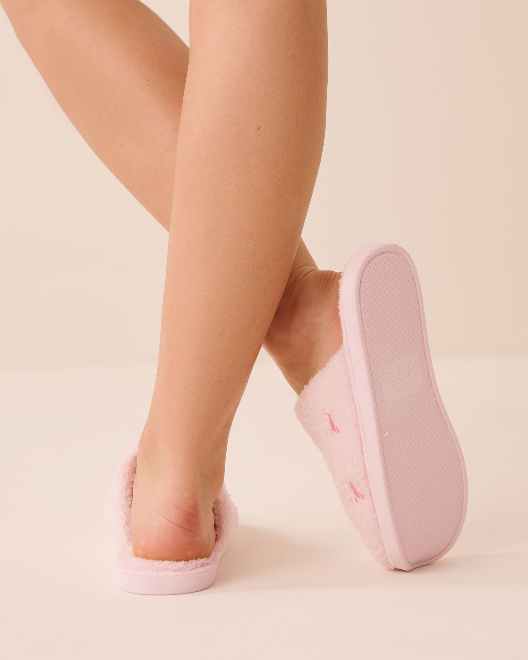 LA VIE EN ROSE Pantoufles en fausse fourrure bouclée broderies homards Rose 40700474 - View2