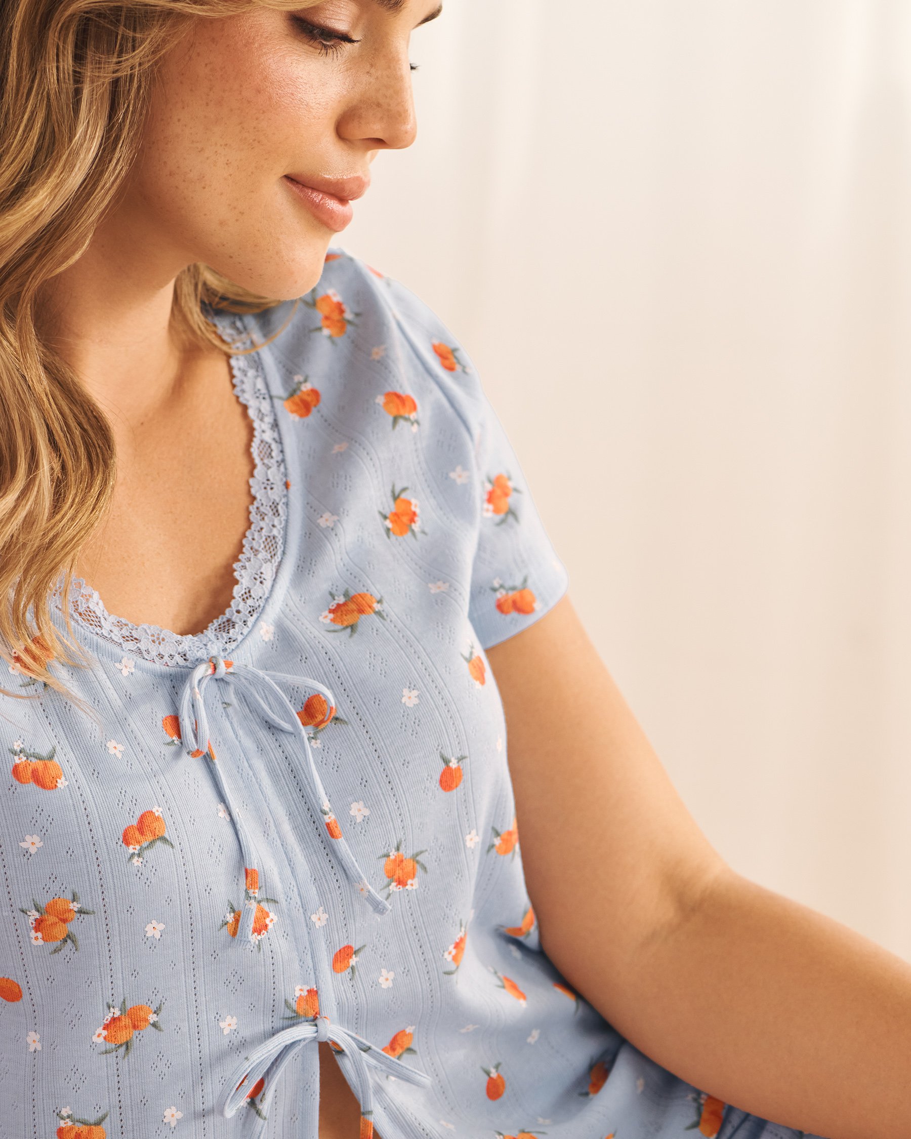 LA VIE EN ROSE T-shirt à nouer en pointelle bordure de dentelle imprimé pêche Bleu 40100871 - View2
