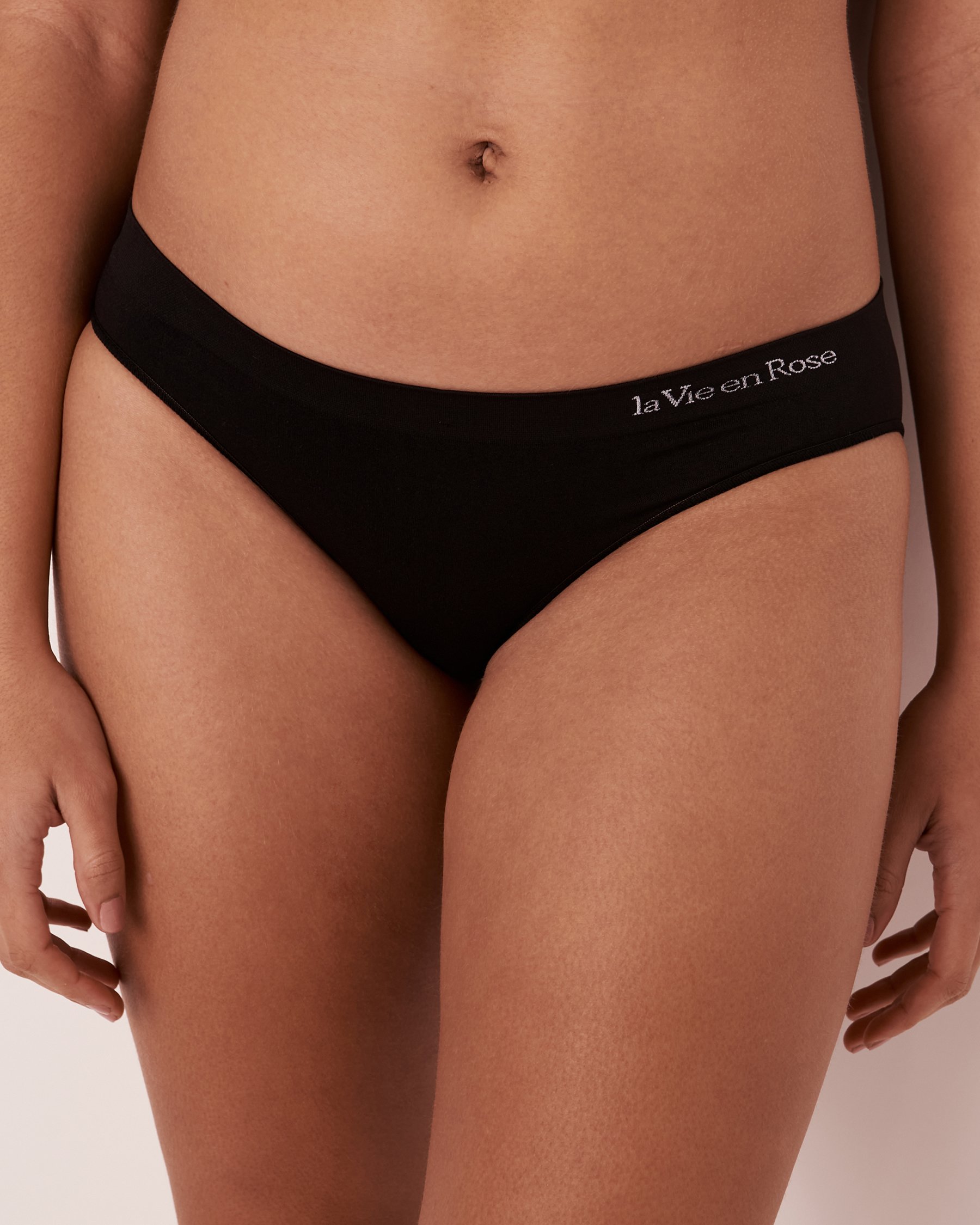 LA VIE EN ROSE Seamless Fabric Bikini Panty Black 889-222-0-00 - View1