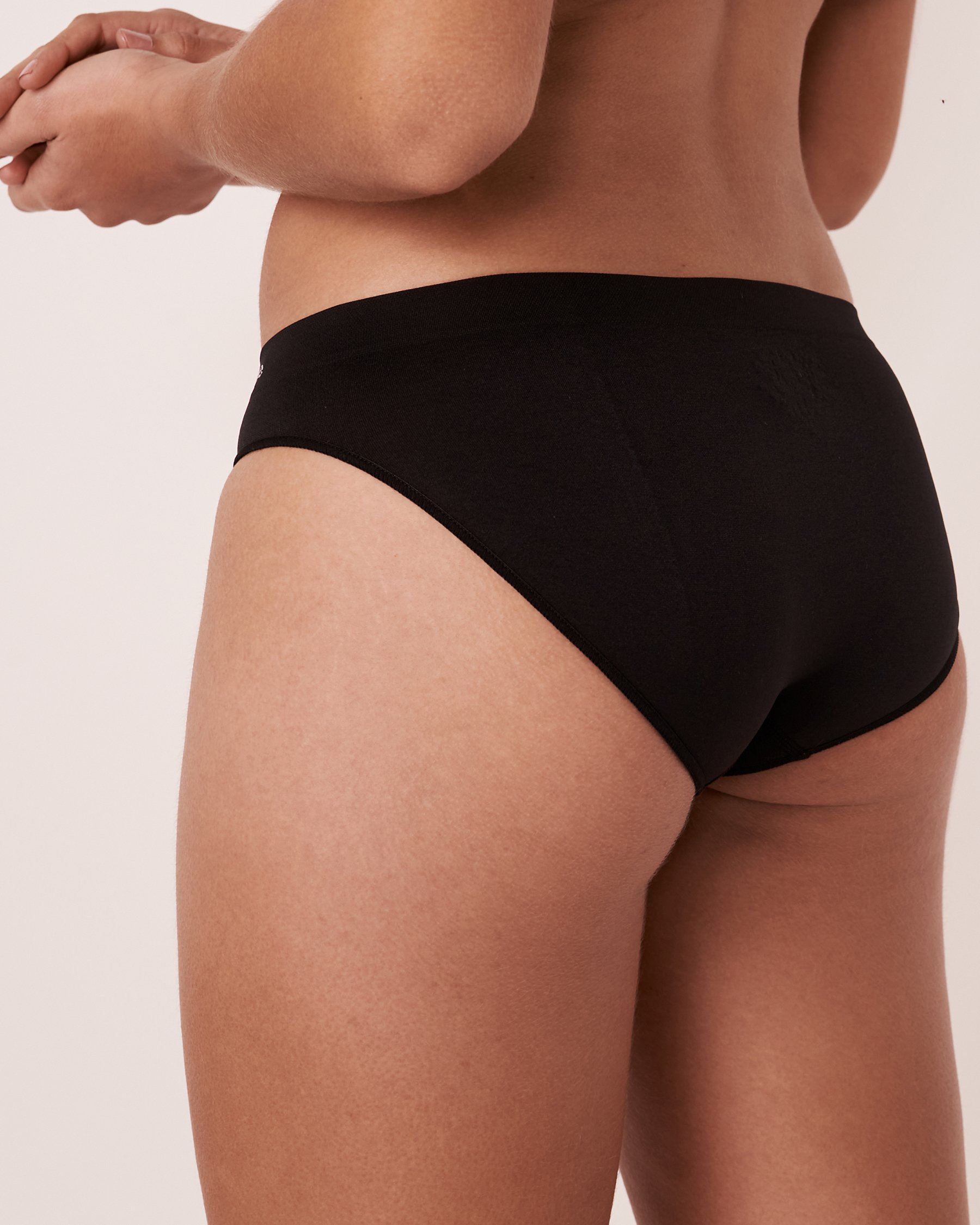 LA VIE EN ROSE Seamless Fabric Bikini Panty Black 889-222-0-00 - View2