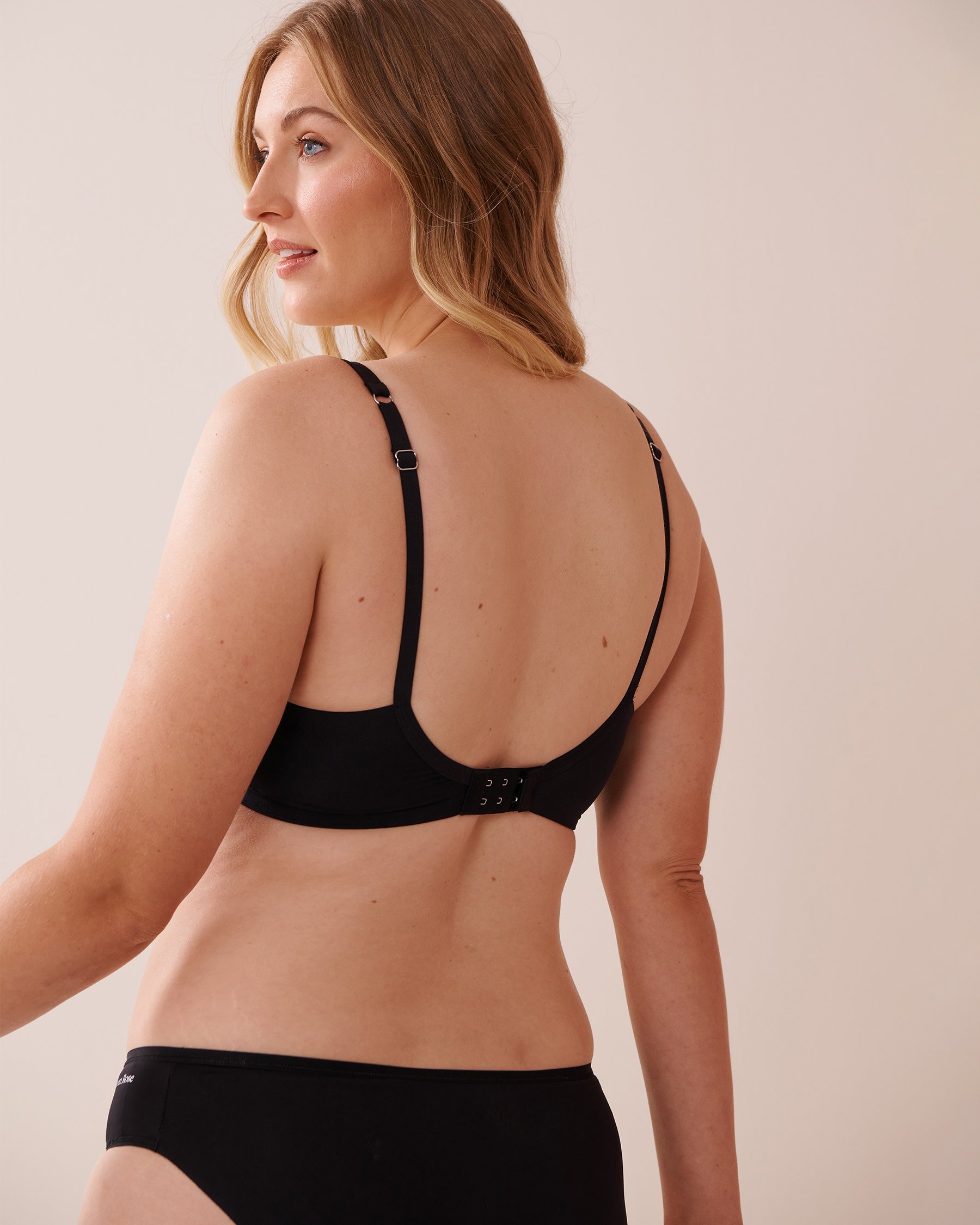 LA VIE EN ROSE Lightly Lined Flexible Demi Bra Black 10200079 - View8