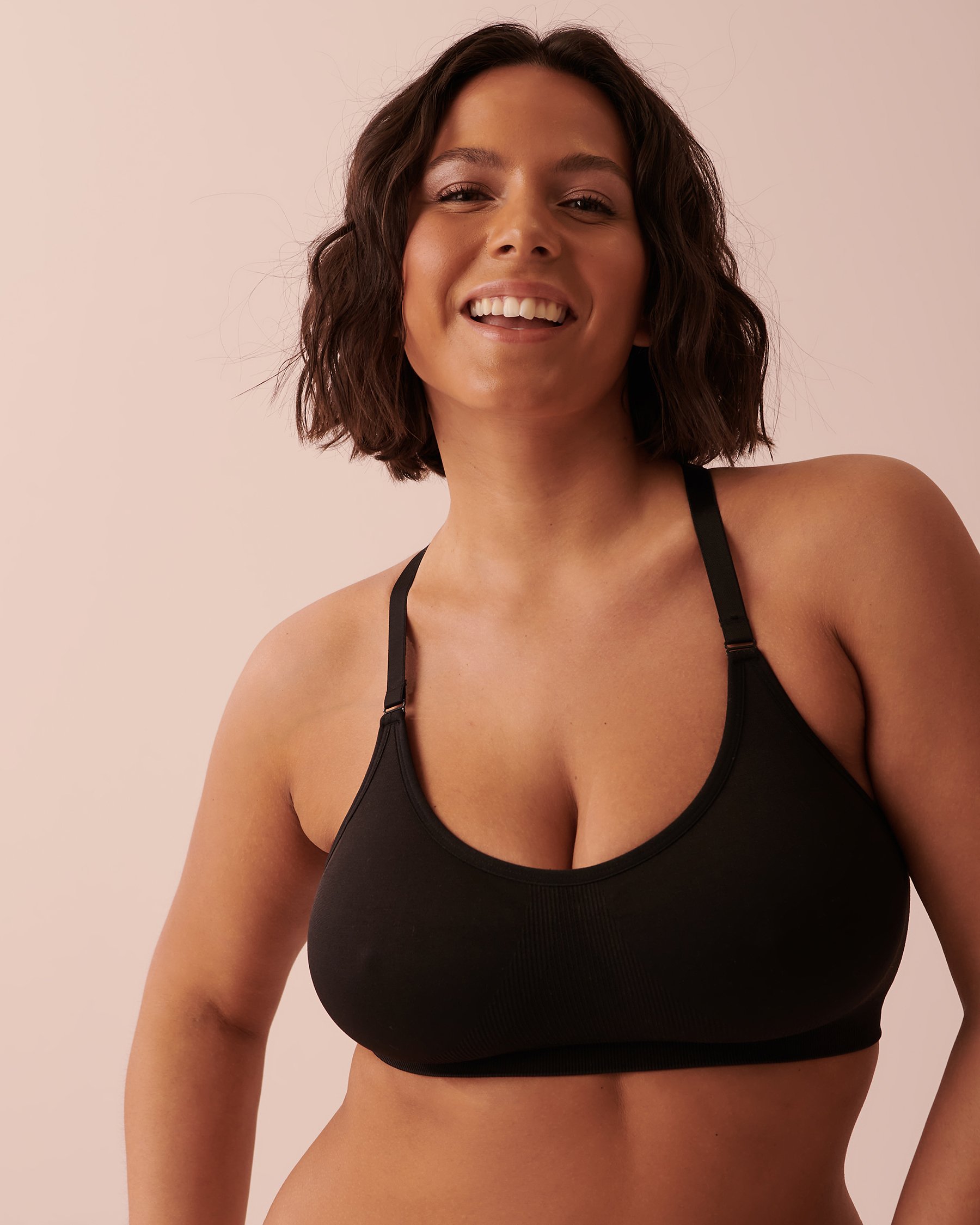 LA VIE EN ROSE Low Impact Racerback Seamless Sports Bra Black 687-114-0-00 - View4