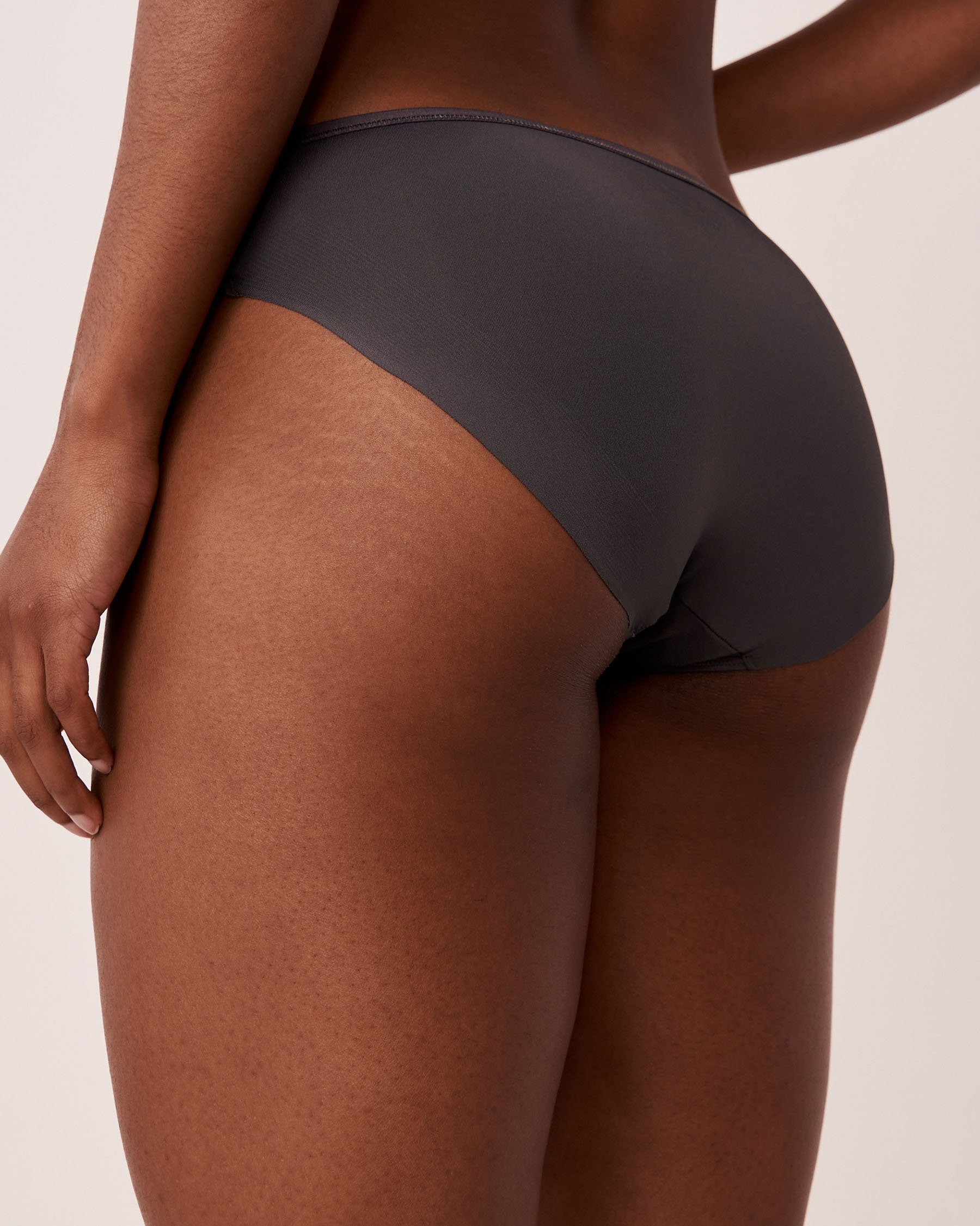 LA VIE EN ROSE Microfiber Sleek Back Bikini Panty Magnet 169-122-0-00 - View2