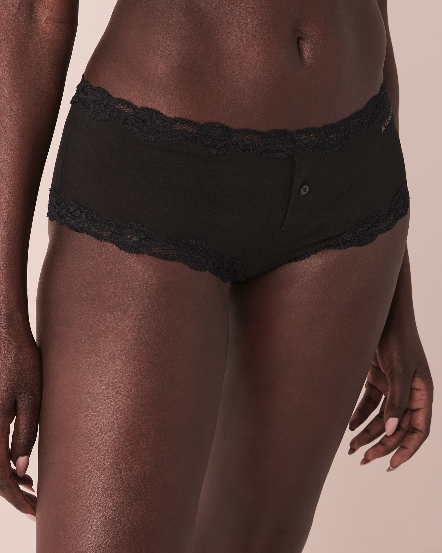 LA VIE EN ROSE Culotte garçonne ultra douce détails de dentelle Noir 20100256 - View1
