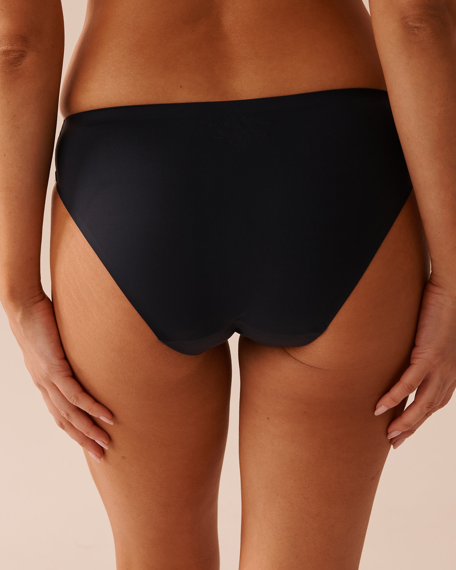 LA VIE EN ROSE Regular Absorbency Lace Detail Bikini Period Panty Black 20400006 - View2
