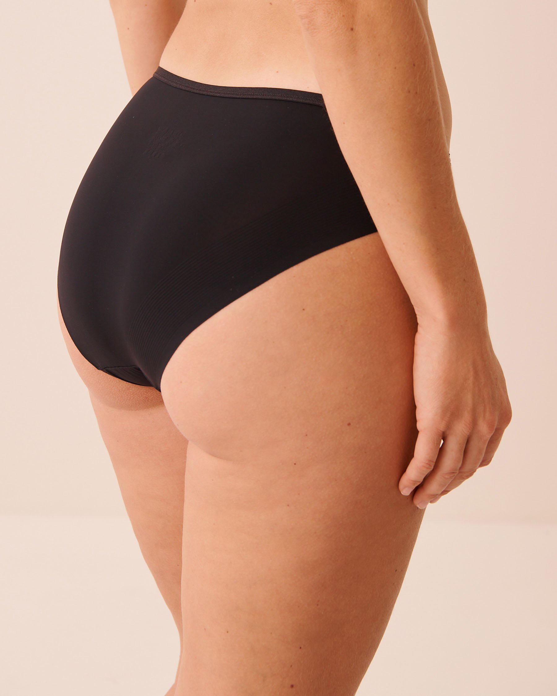 LA VIE EN ROSE Microfiber Sleek Back Bikini Panty Black 20300187 - View2