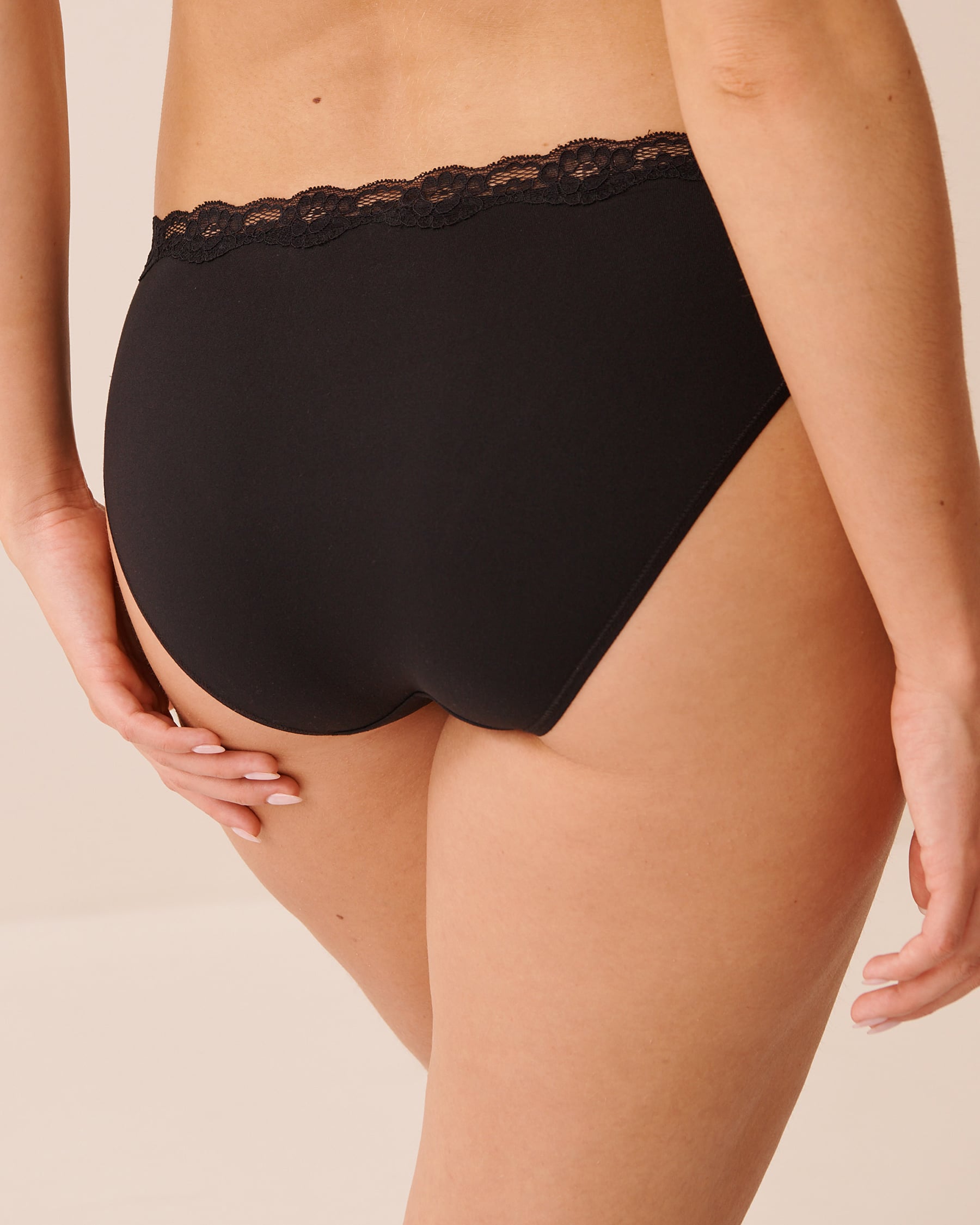 LA VIE EN ROSE Super Soft Lace Trim Bikini Panty Black 20100817 - View2