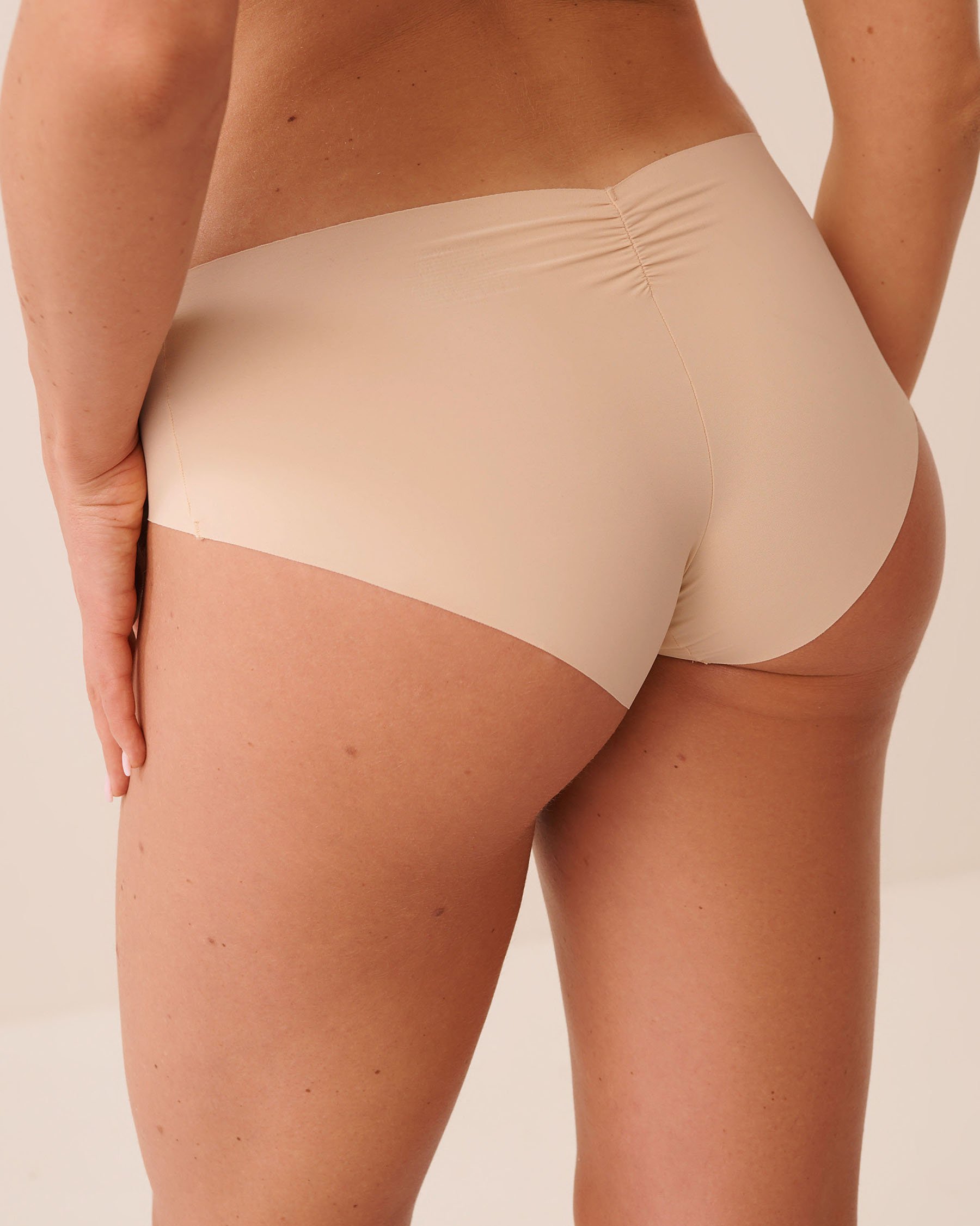 LA VIE EN ROSE Microfiber Invisible Hiphugger Panty Champagne 619-223-1-00 - View2