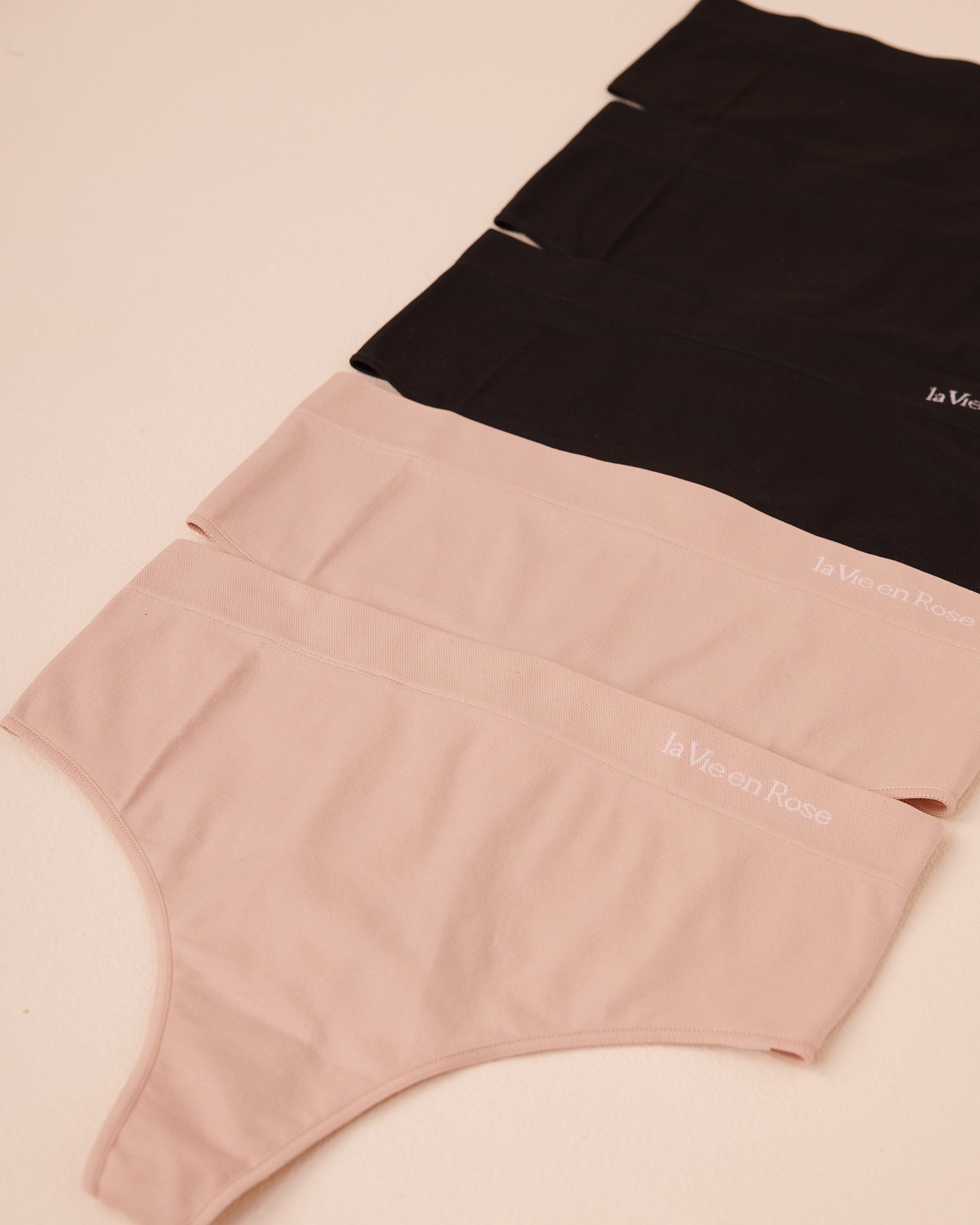 LA VIE EN ROSE Lot de 5 culottes tanga taille haute en tissu sans coutures Noir/Ombre grise 20200496 5PK - View2