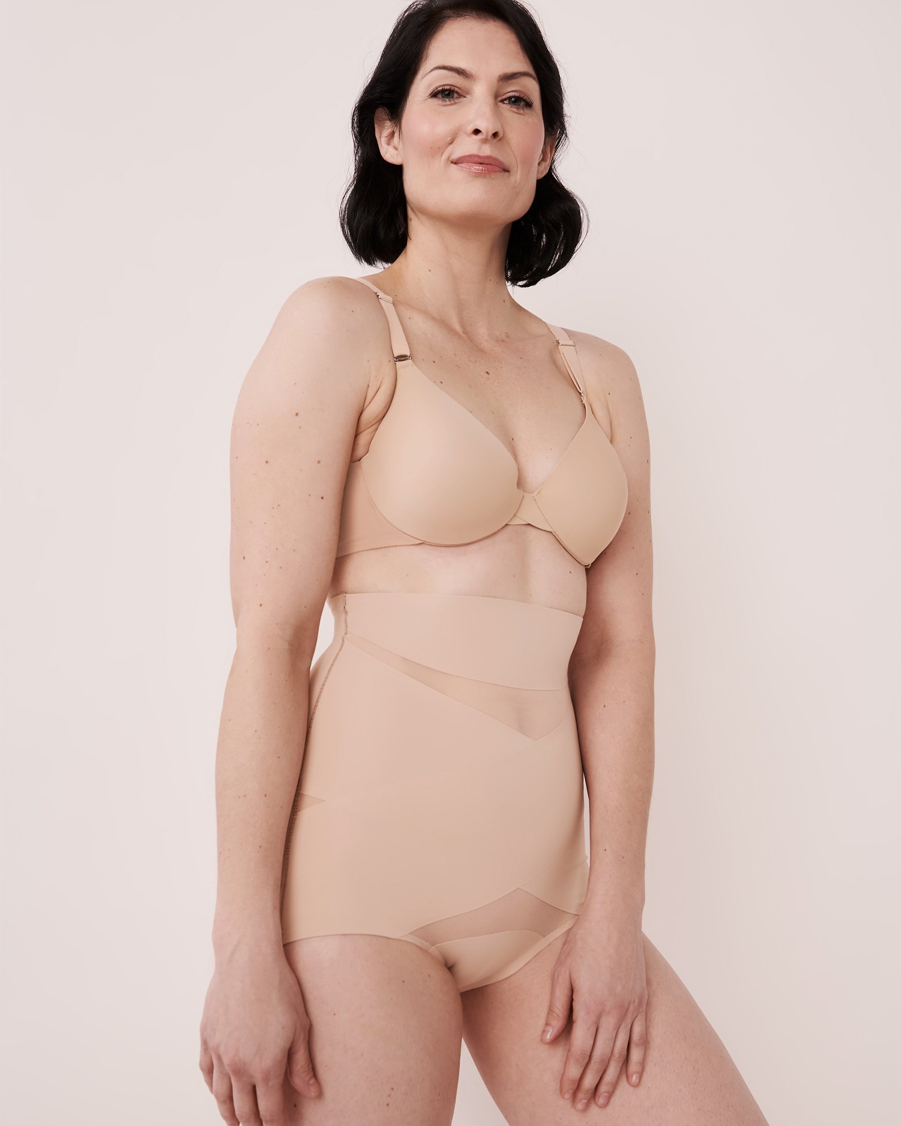 LA VIE EN ROSE Culotte de maintien taille haute en microfibre et résille Latte 30200004 - Voir1