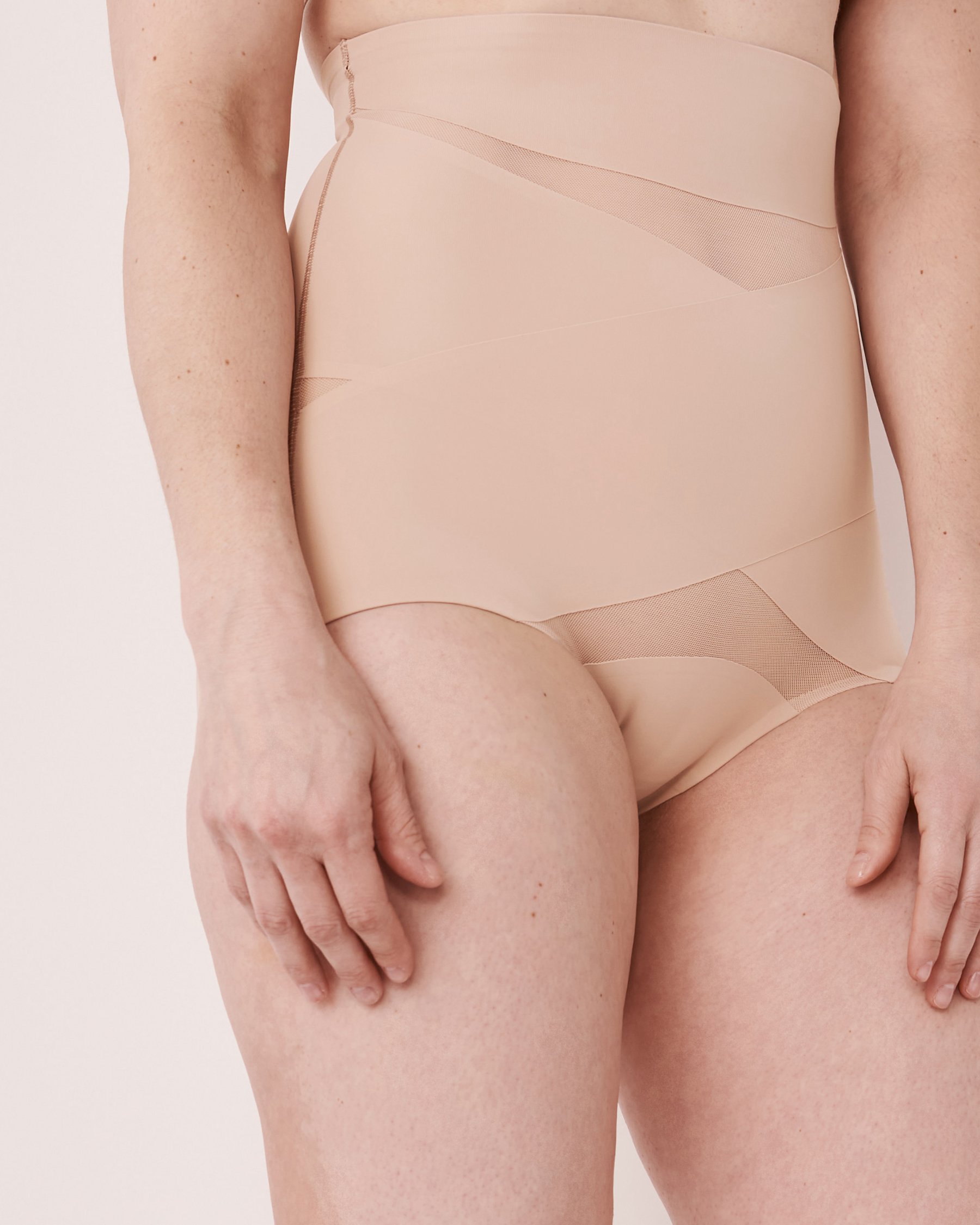 LA VIE EN ROSE Culotte de maintien taille haute en microfibre et résille Latte 30200004 - Voir3