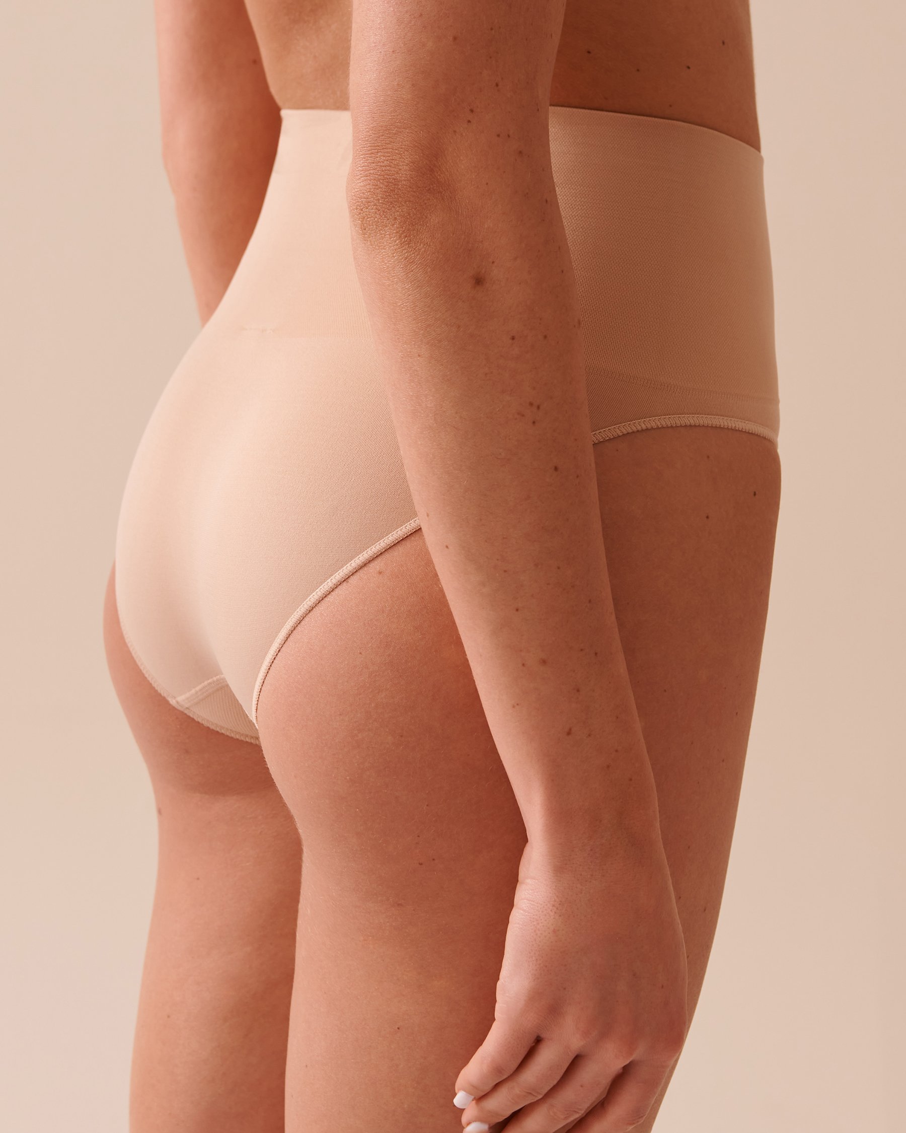 LA VIE EN ROSE Light Support Seamless Fabric High Waist Shaper Bikini Latte 30200007 - View2