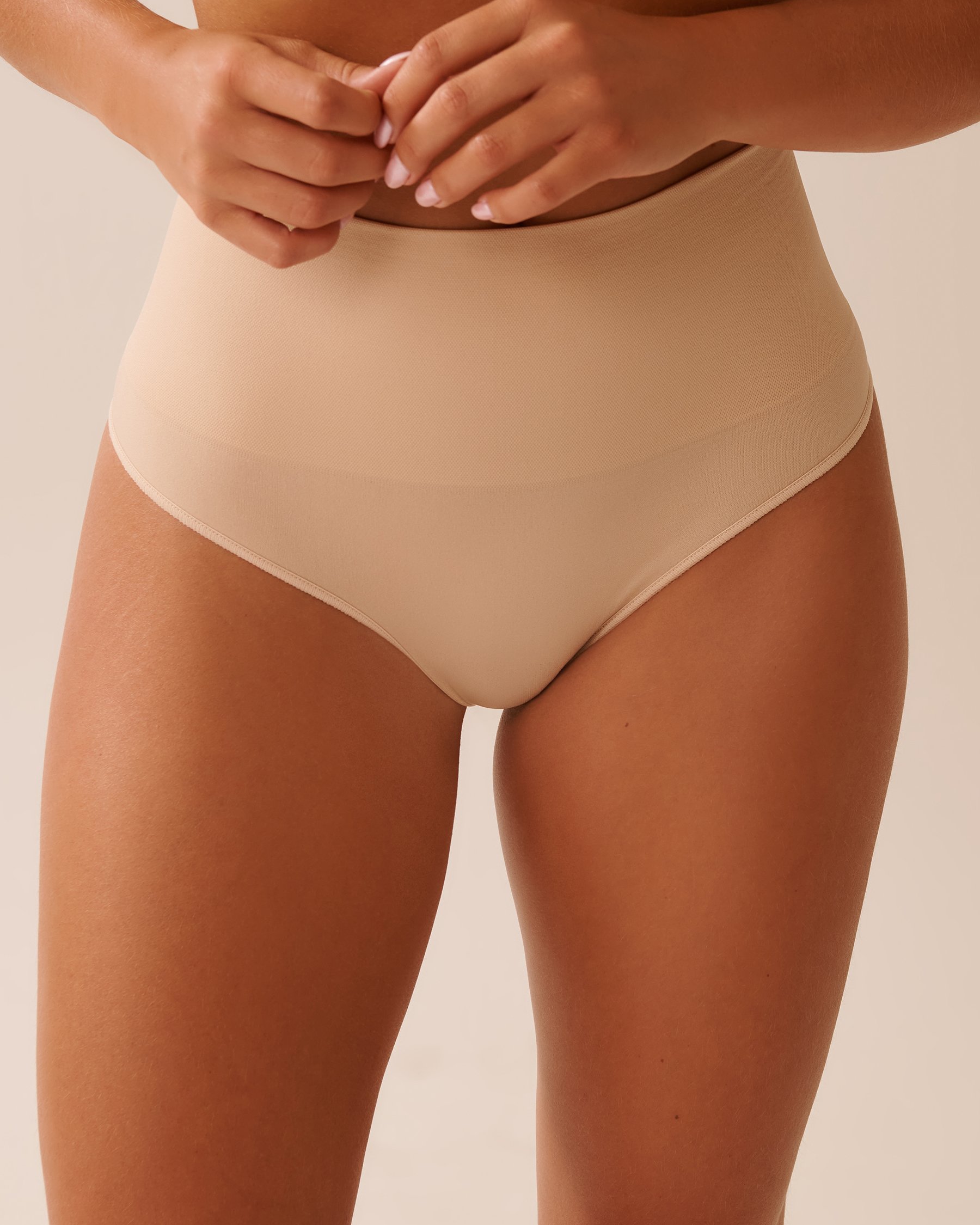 LA VIE EN ROSE Light Support Seamless Fabric High Waist Shaper Bikini Hazelnut 30200007 - View1