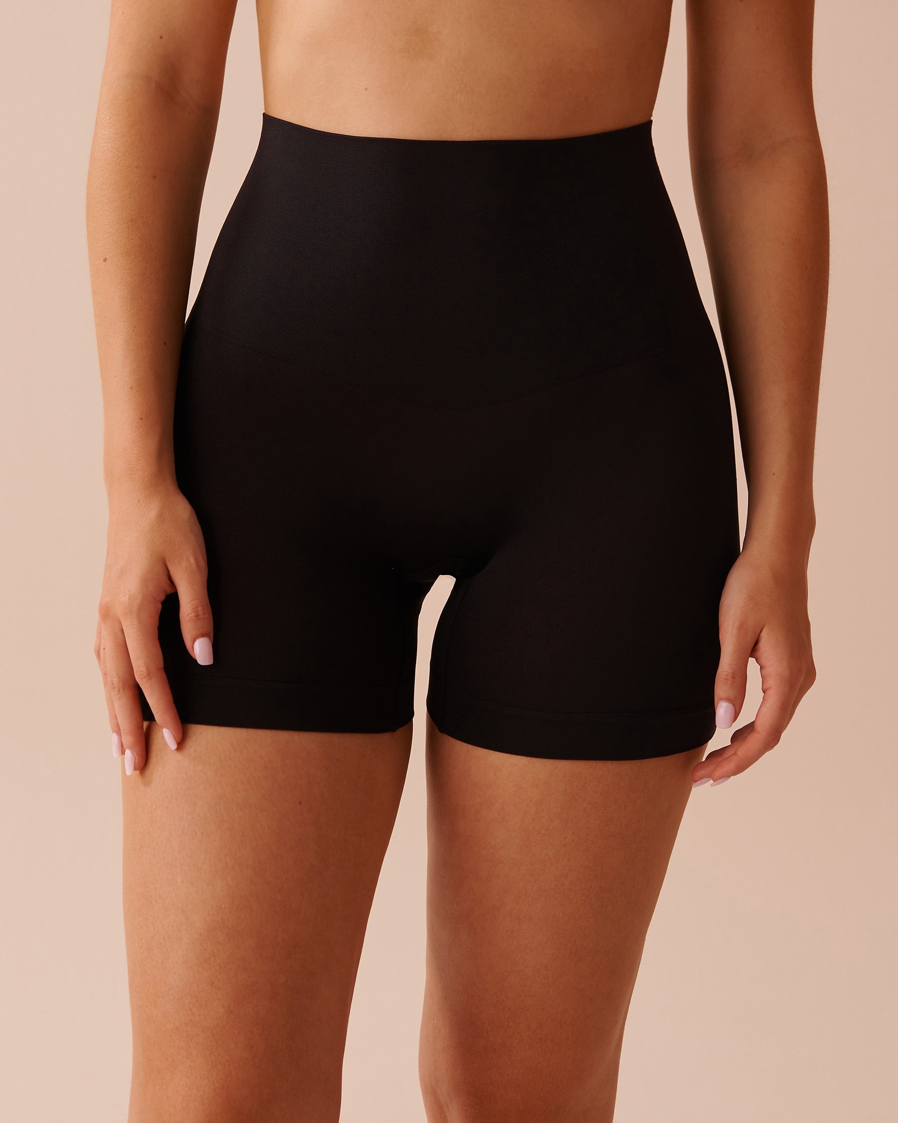 LA VIE EN ROSE Light Support Seamless Fabric High Waist Shaper Shorts Black 30200010 - View1