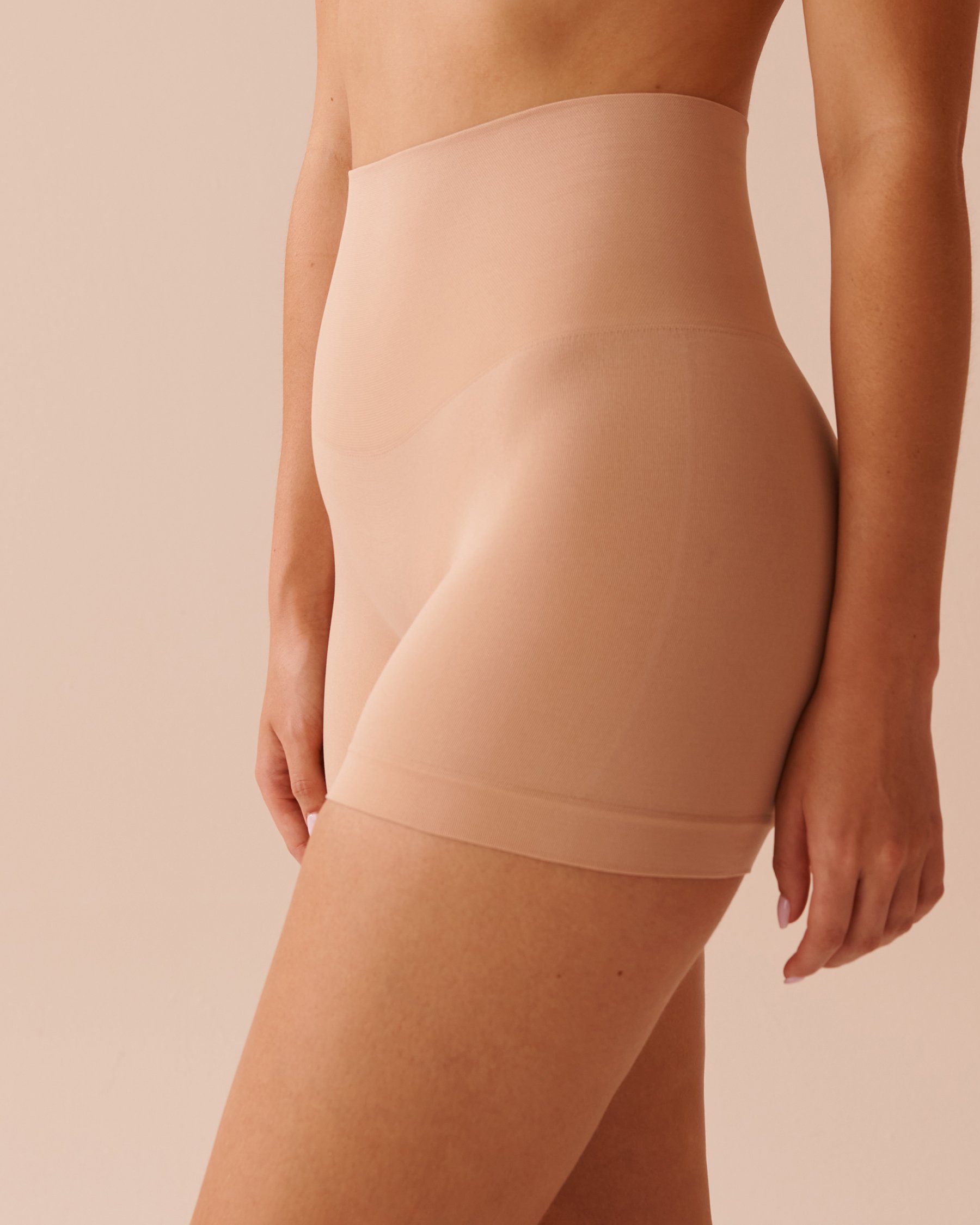 LA VIE EN ROSE Light Support Seamless Fabric High Waist Shaper Shorts Latte 30200010 - View3
