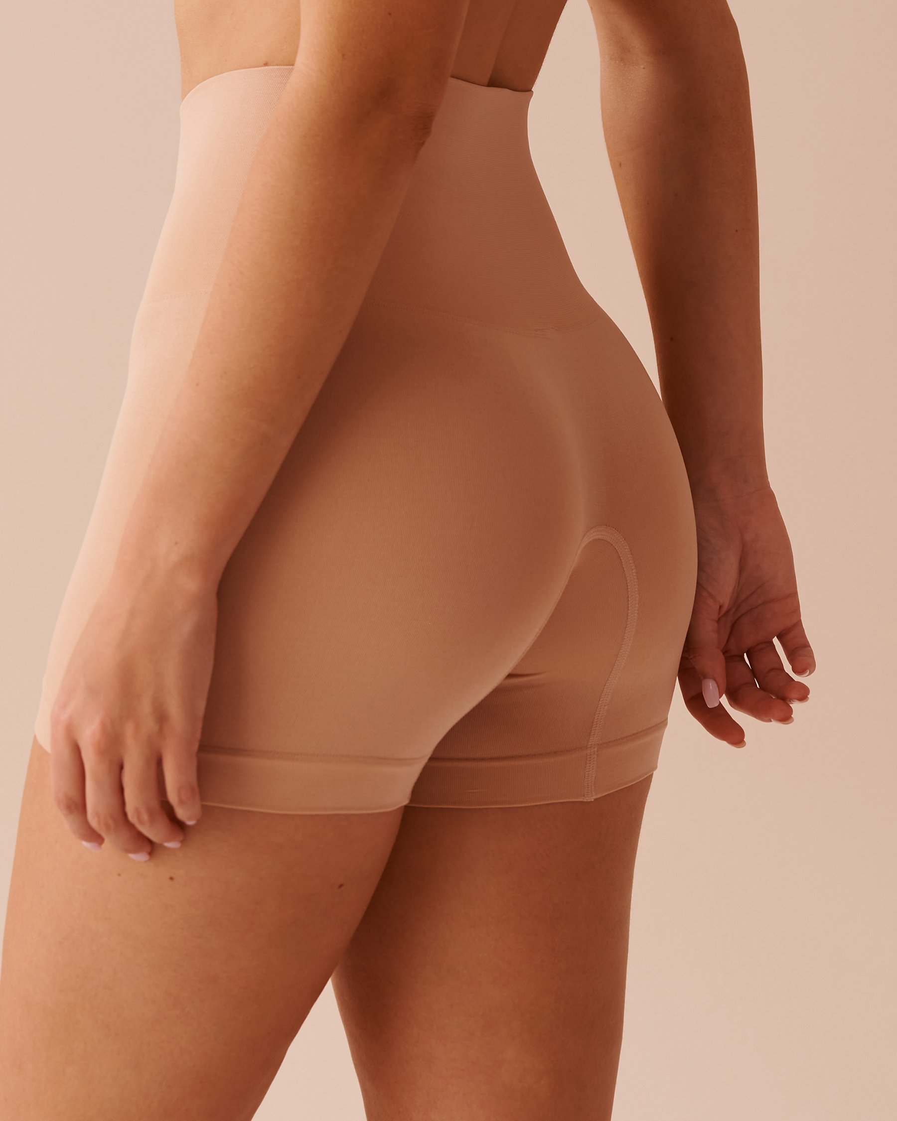 LA VIE EN ROSE Light Support Seamless Fabric High Waist Shaper Shorts Latte 30200010 - View4