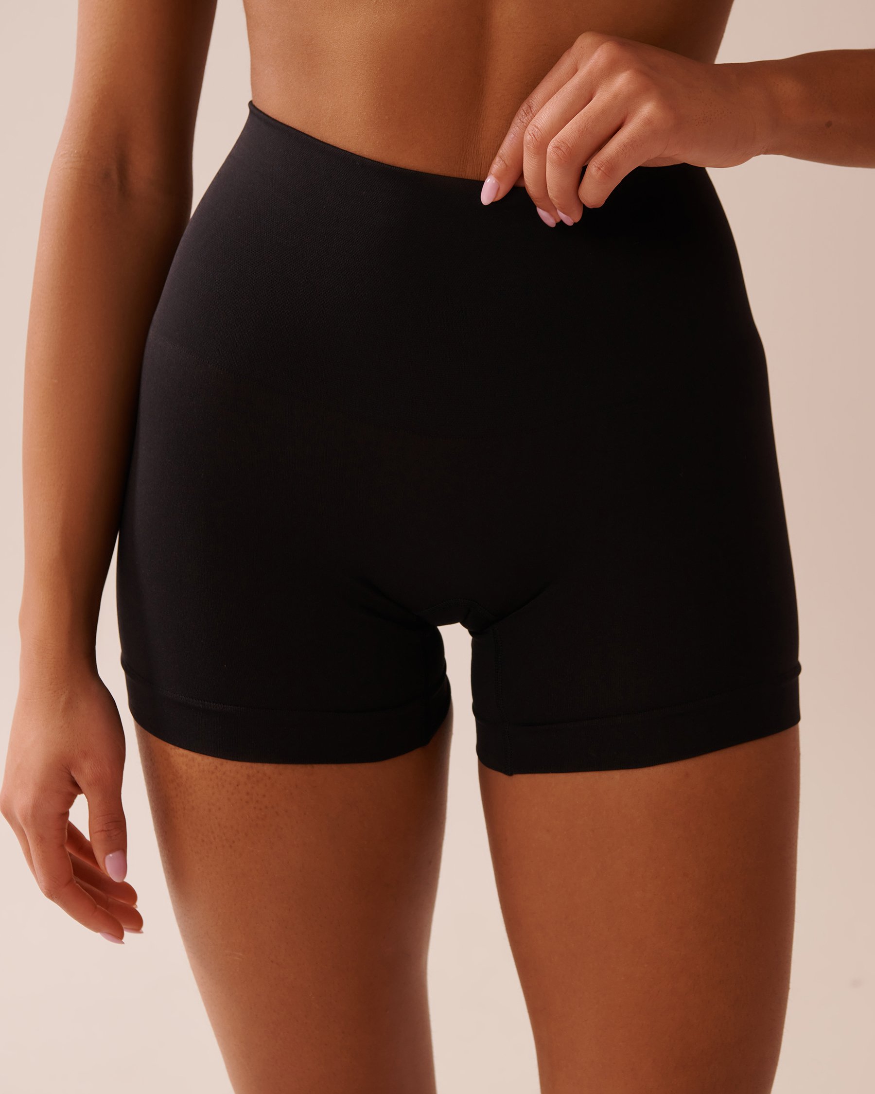 LA VIE EN ROSE Short taille haute maintien léger tissu sans coutures Noir 30200010 - View1