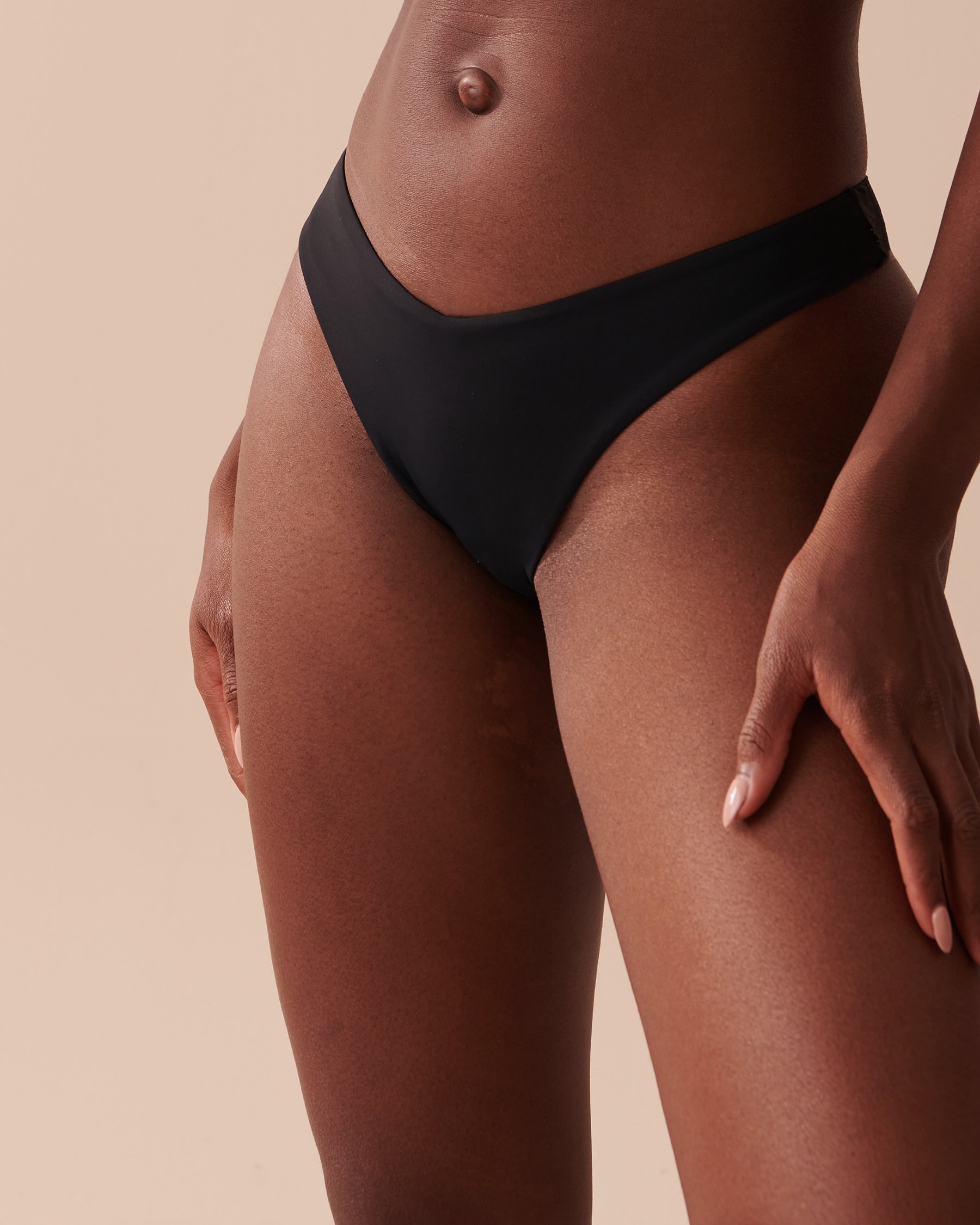 LA VIE EN ROSE AQUA BLACK Thong Bikini Bottom Black 70300510 - View2