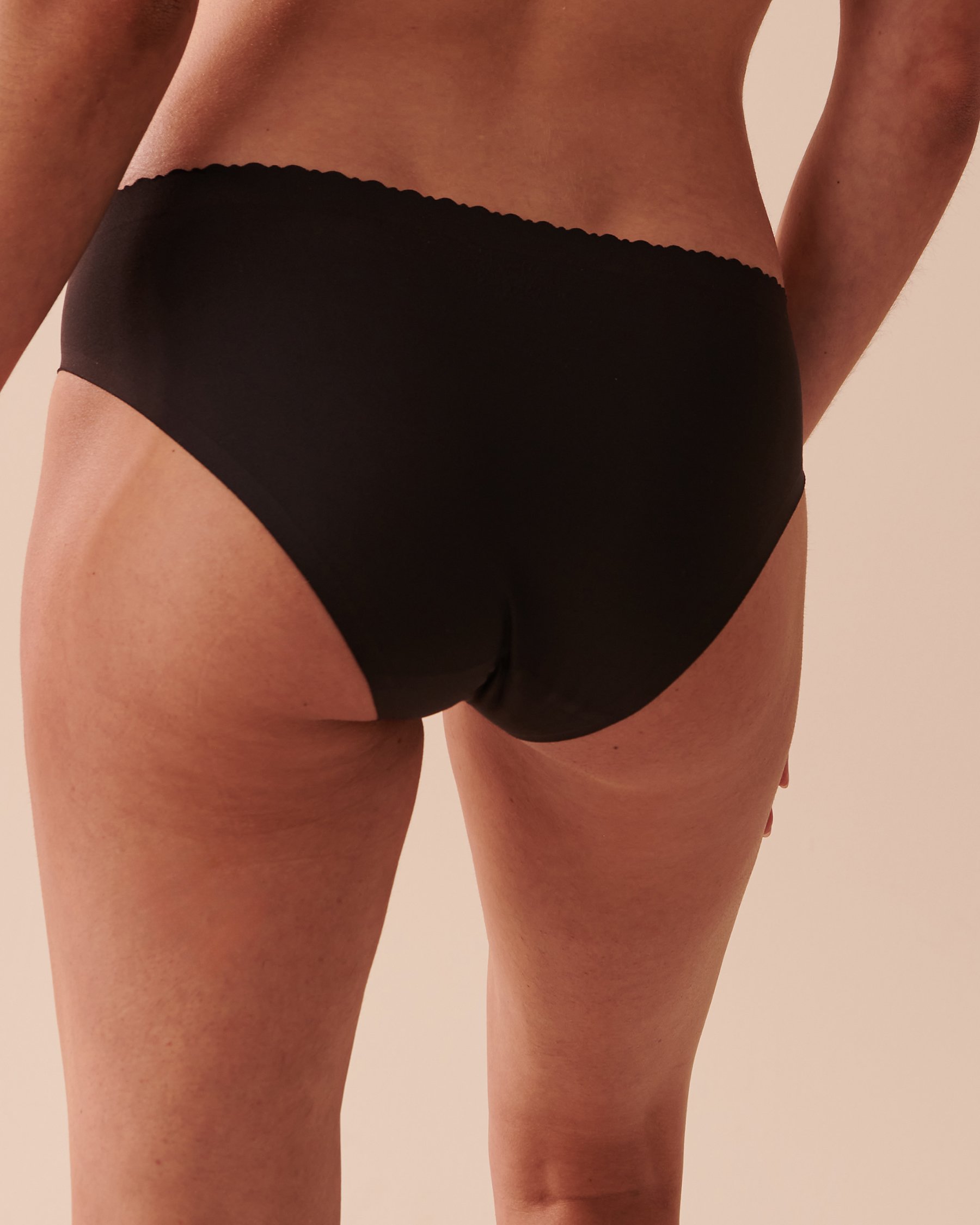 LA VIE EN ROSE Microfiber Bonded Bikini Panty Black 712-122-0-00 - View2
