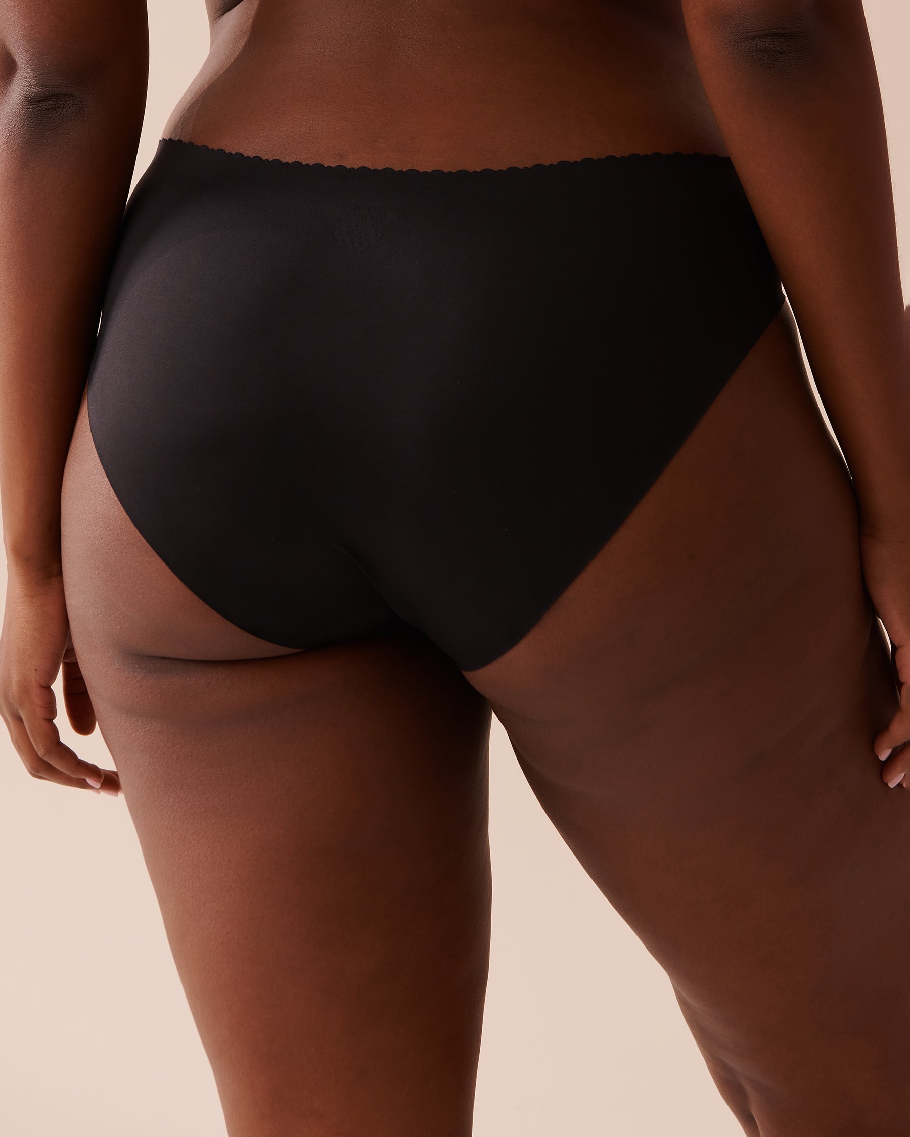 LA VIE EN ROSE Microfiber Bonded Bikini Panty Black 712-122-0-00 - View5
