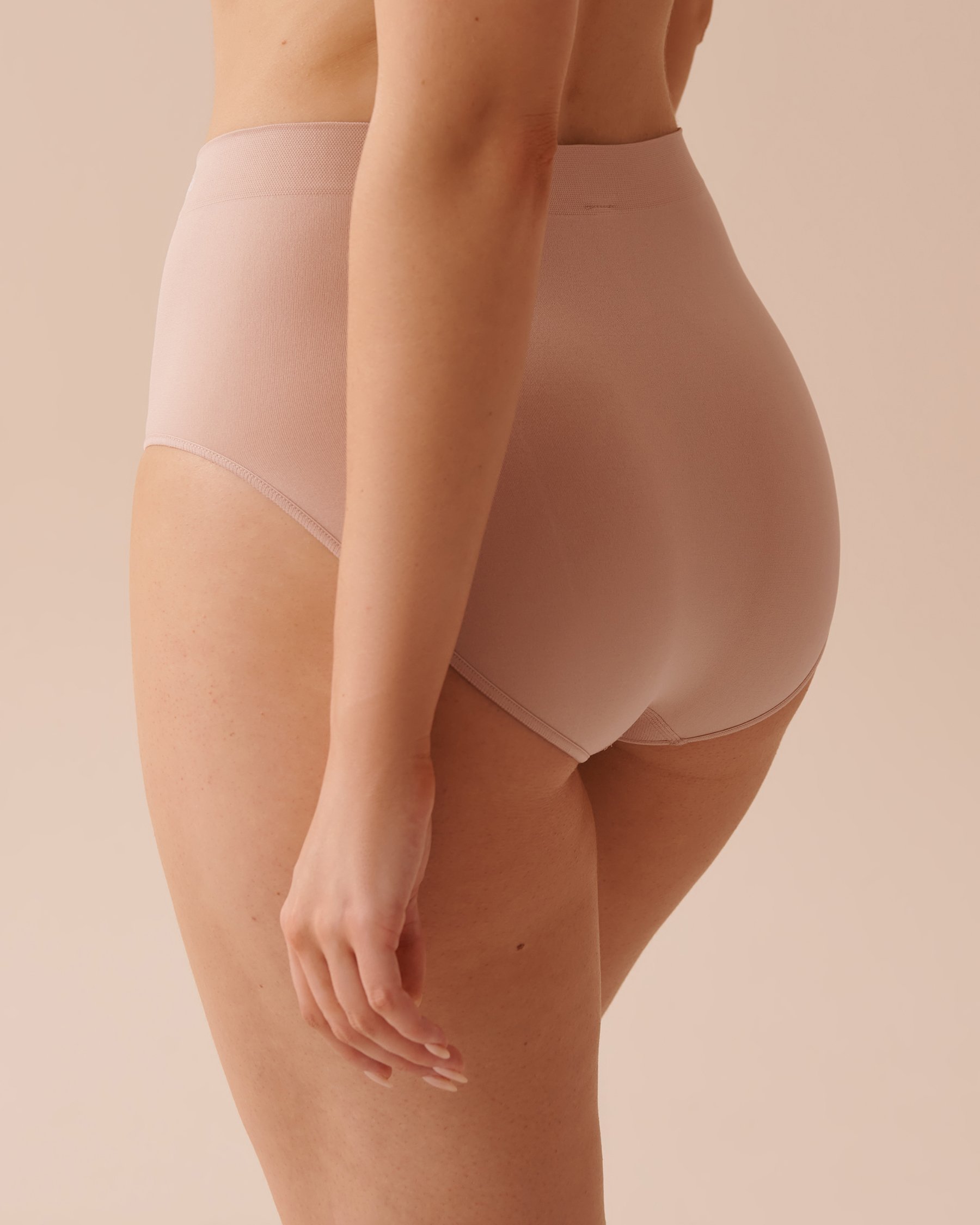 LA VIE EN ROSE Seamless Fabric High Waist Bikini Panty Shadow Grey 20200497 - View2