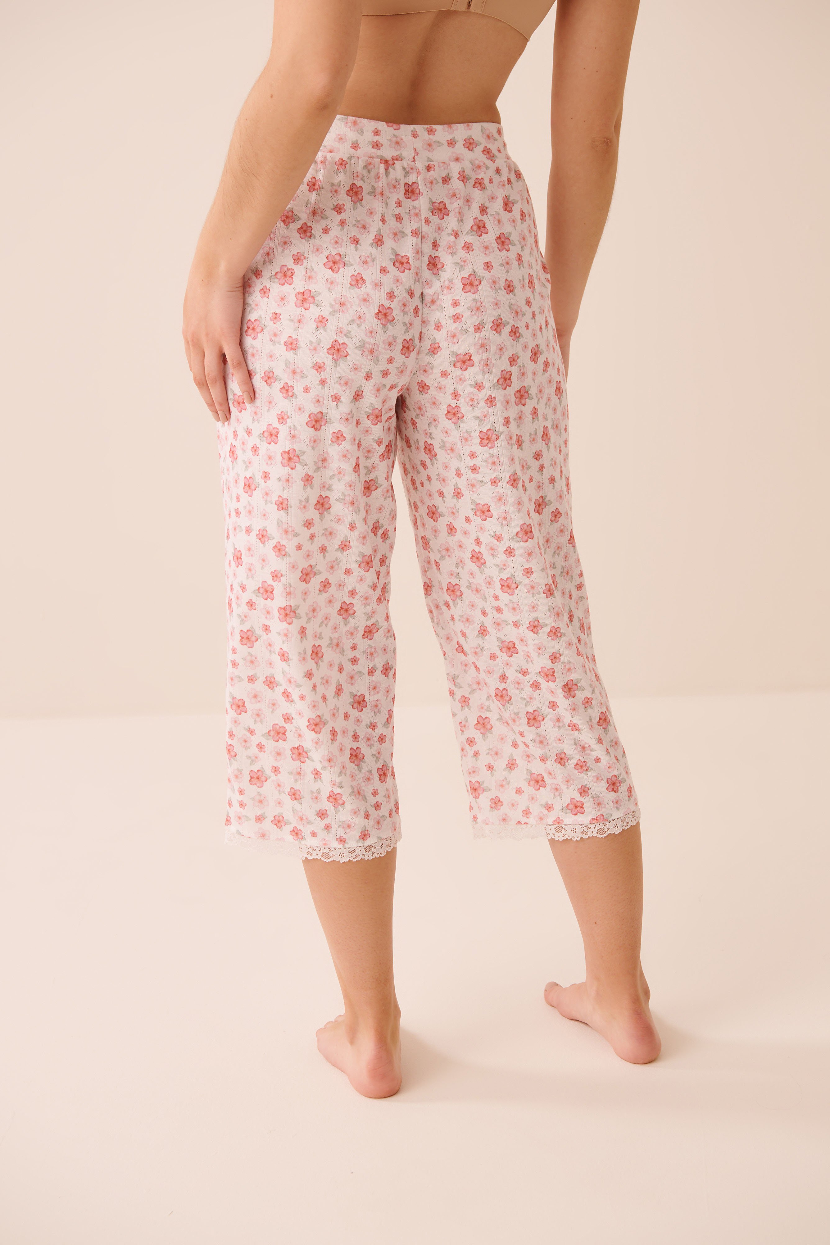 LA VIE EN ROSE Hibiscus Print Lace Trim Pointelle Pajama Capris White 40200851 - View2