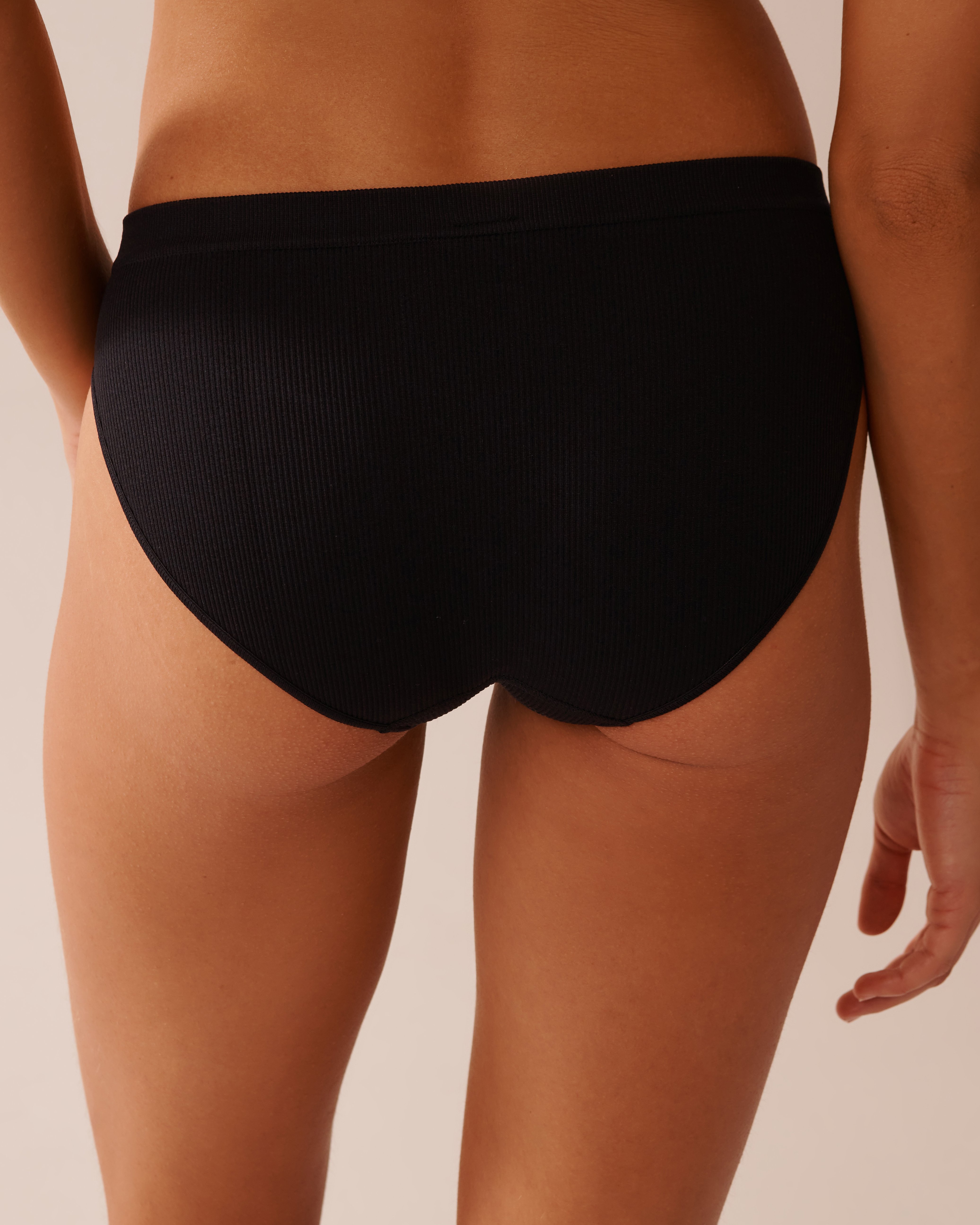 LA VIE EN ROSE Seamless Fabric Ribbed Bikini Panty Black 20200636 - View2