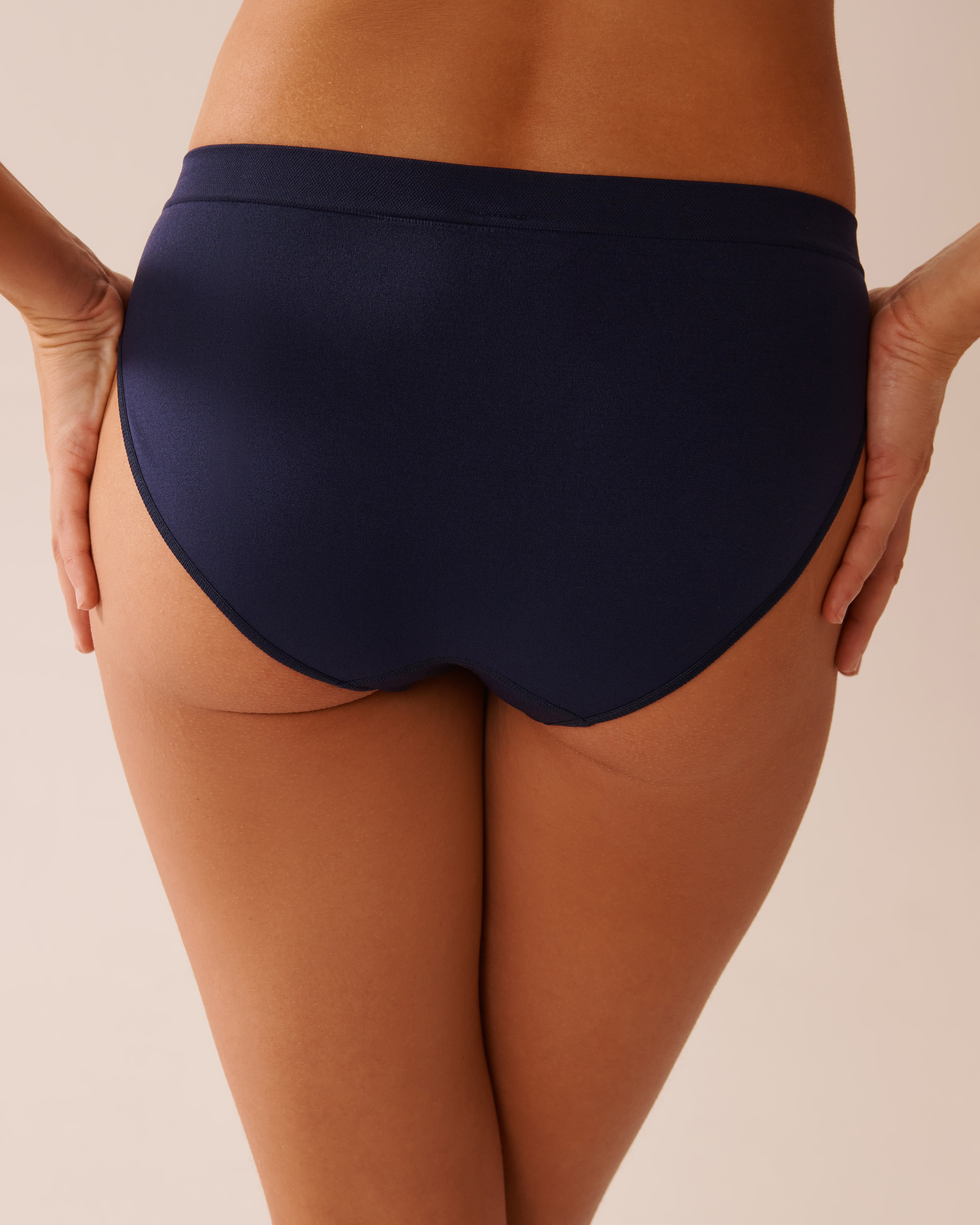 LA VIE EN ROSE Seamless Fabric Bikini Panty Evening Blue 20200640 - View2