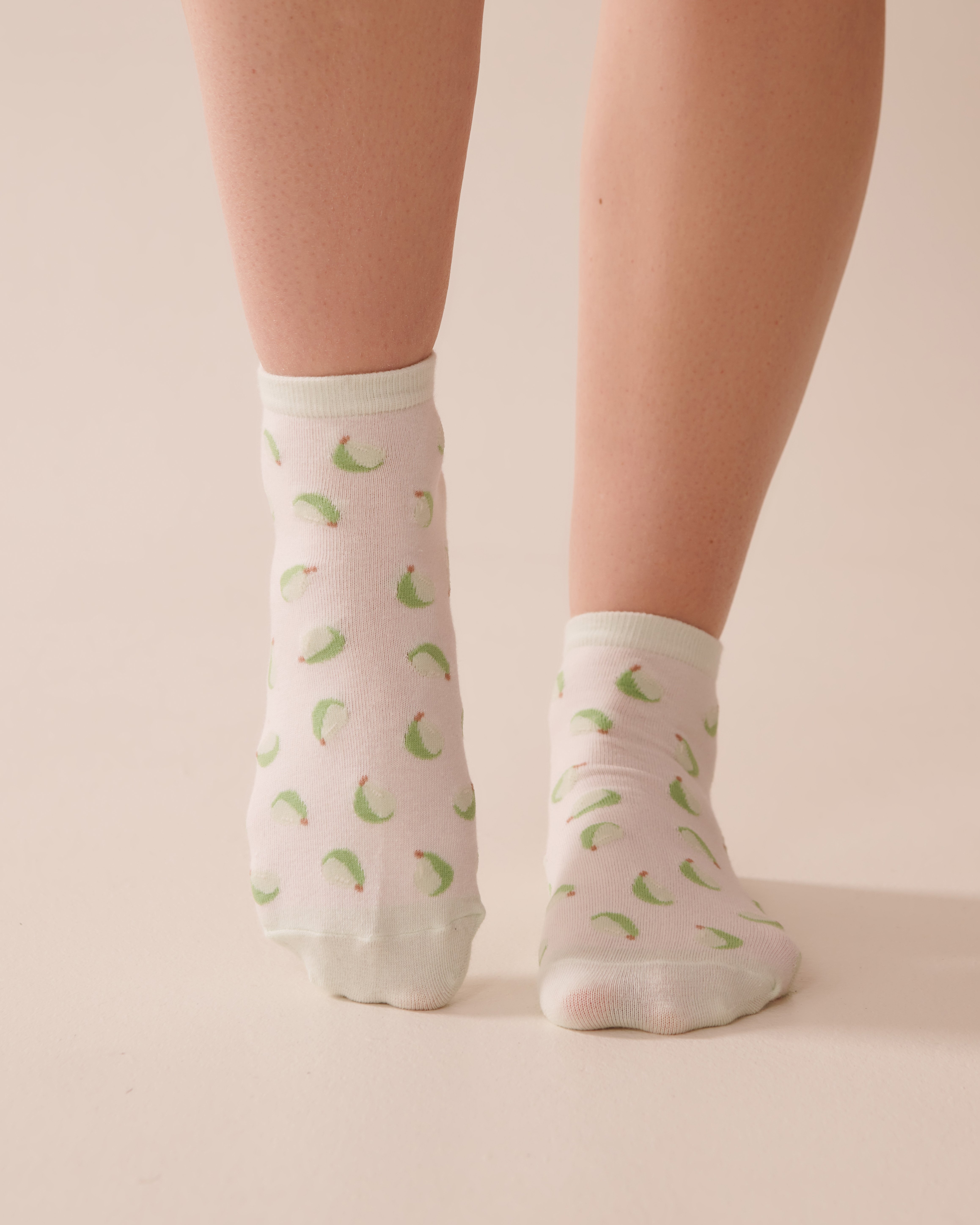 LA VIE EN ROSE Finely Ribbed Pear Socks White/Pears 40700396 - View1