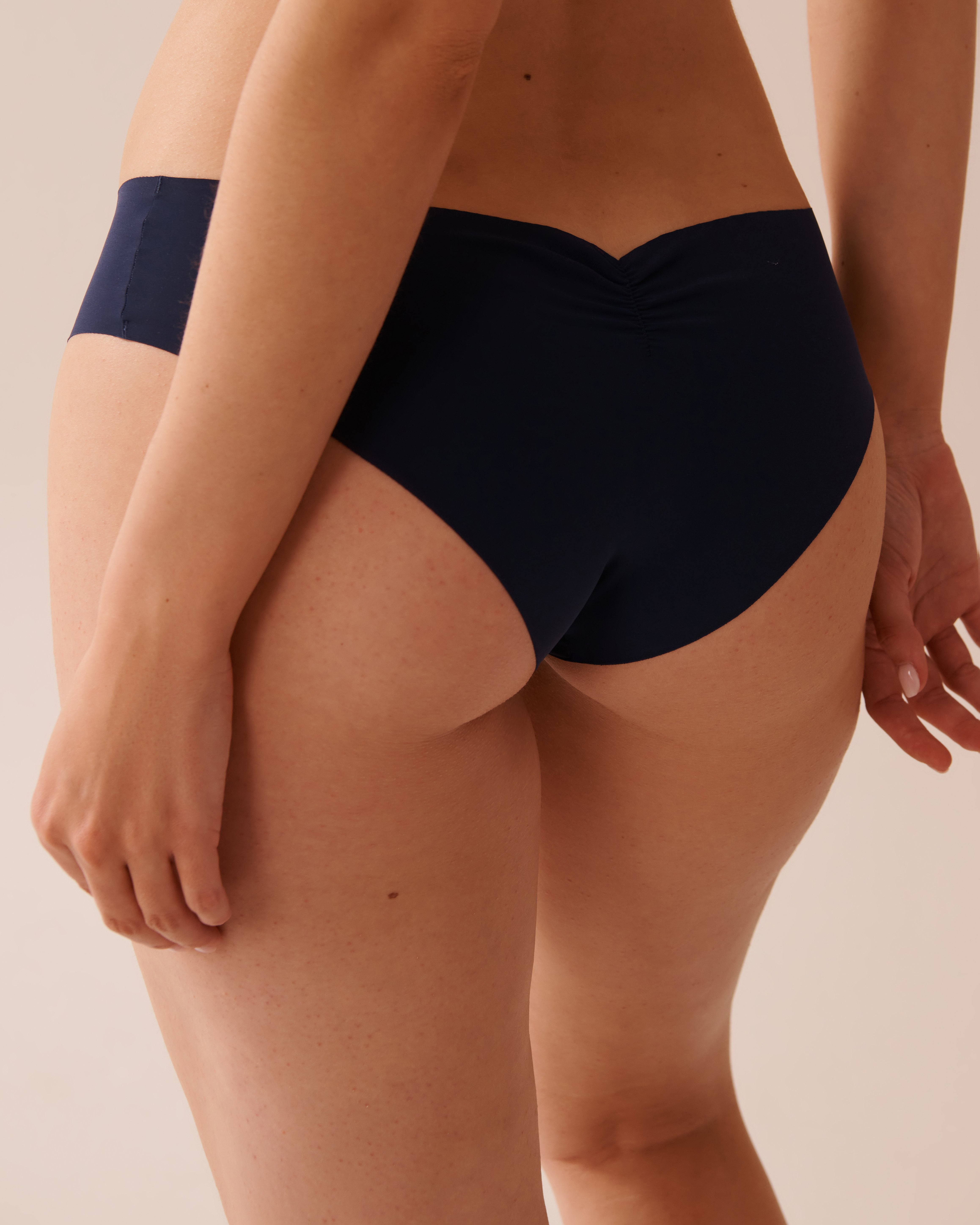 LA VIE EN ROSE Microfiber Invisible Cheeky Panty Navy Blue 20200633 - View2