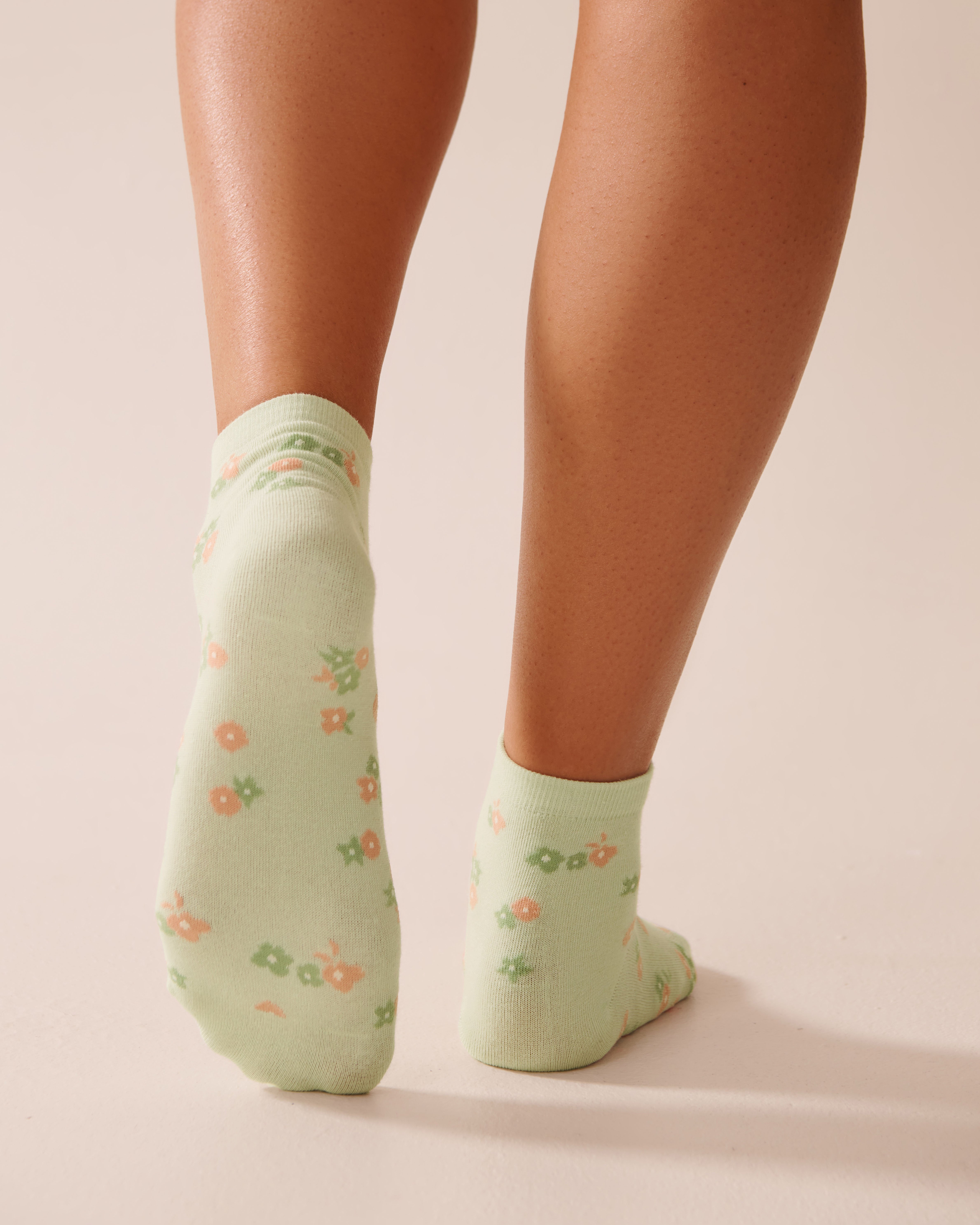LA VIE EN ROSE Finely Ribbed Floral Socks Ditsy Green Flowers 40700396 - View2