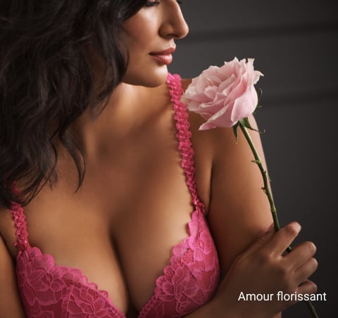 Mannequin portant un soutien-gorge et une culotte en dentelle bleu marine avec un peignoir en velours assorti.