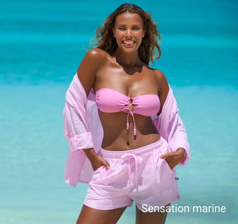 Mannequin de dos portant un haut de maillot noir et un pantalon de plage à motif floral