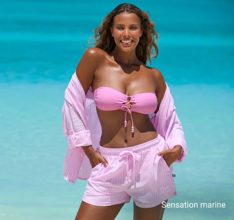 Mannequin de dos portant un haut de maillot noir et un pantalon de plage à motif floral