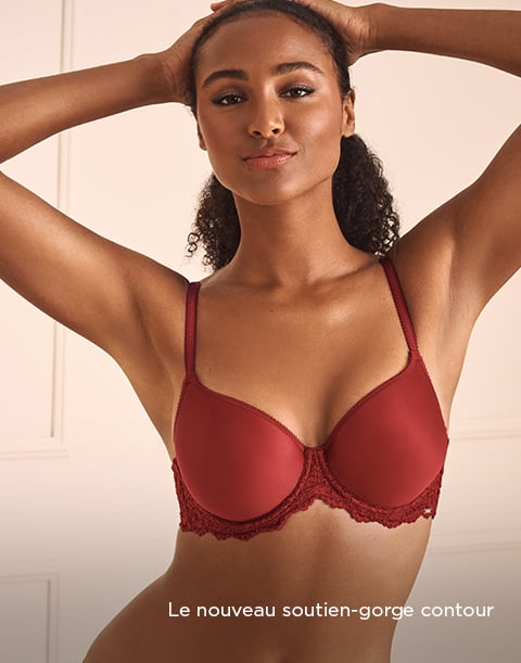 Mannequin portant le soutien-gorge push-up ondulé et une culotte assortie de couleur bourgogne
