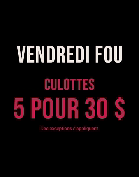 Mannequin portant un soutien-gorge en dentelle bleu marine avec une culotte coordonnée à fines brides