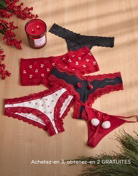 Mannequin portant un soutien-gorge en dentelle bleu marine avec une culotte coordonnée à fines brides