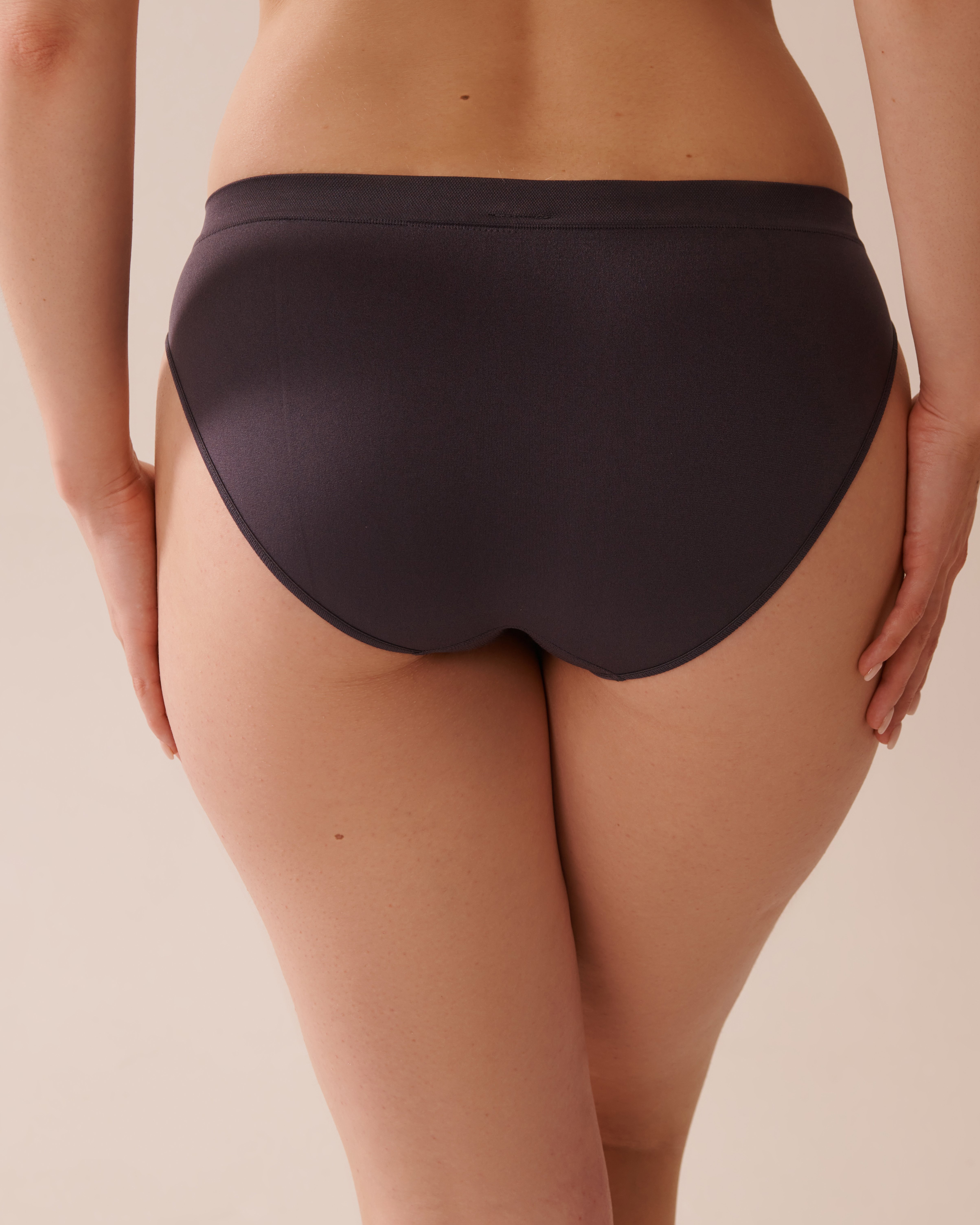 LA VIE EN ROSE Seamless Fabric Bikini Panty Anthracite 20200640 - View2