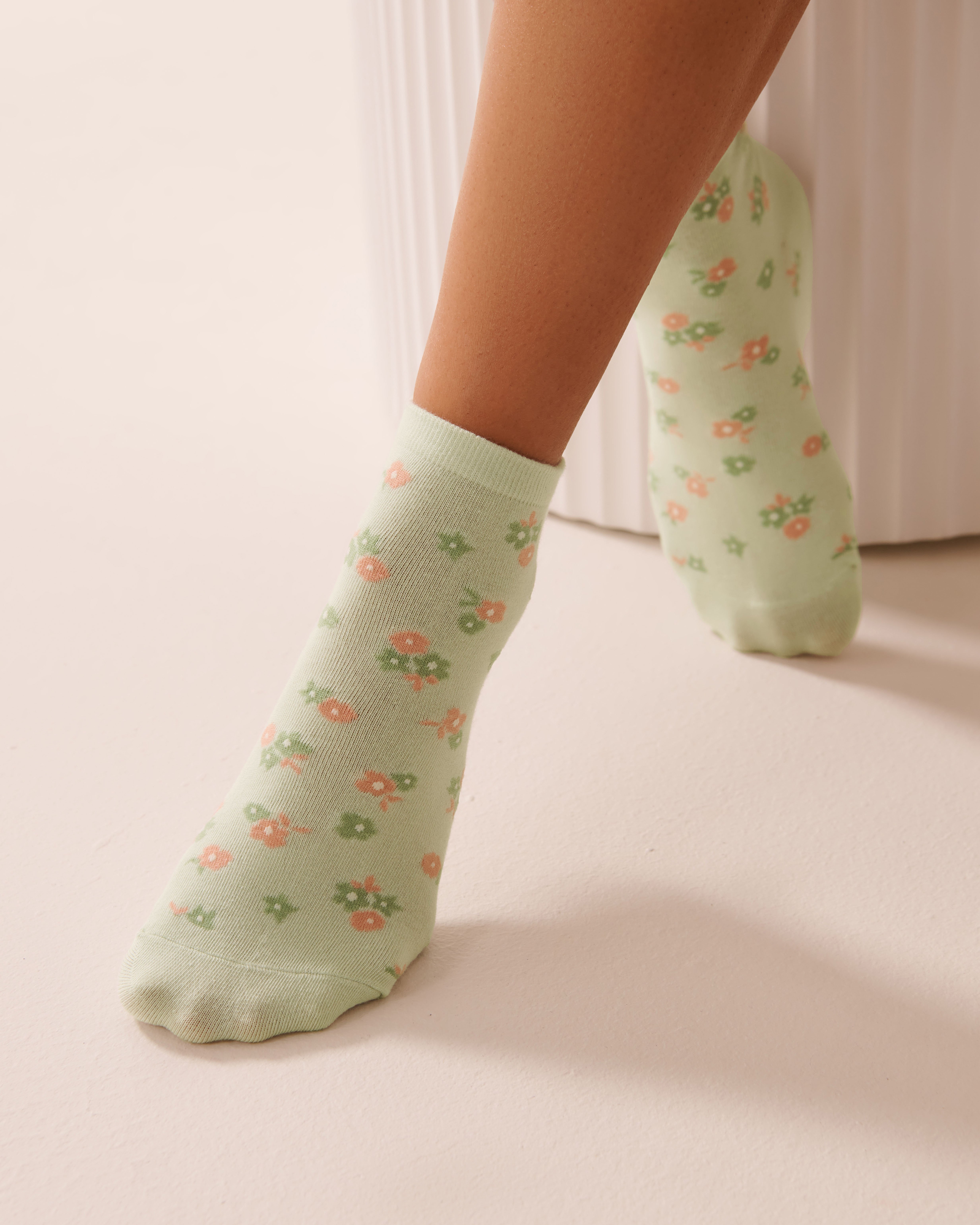 LA VIE EN ROSE Finely Ribbed Floral Socks Ditsy Green Flowers 40700396 - View1