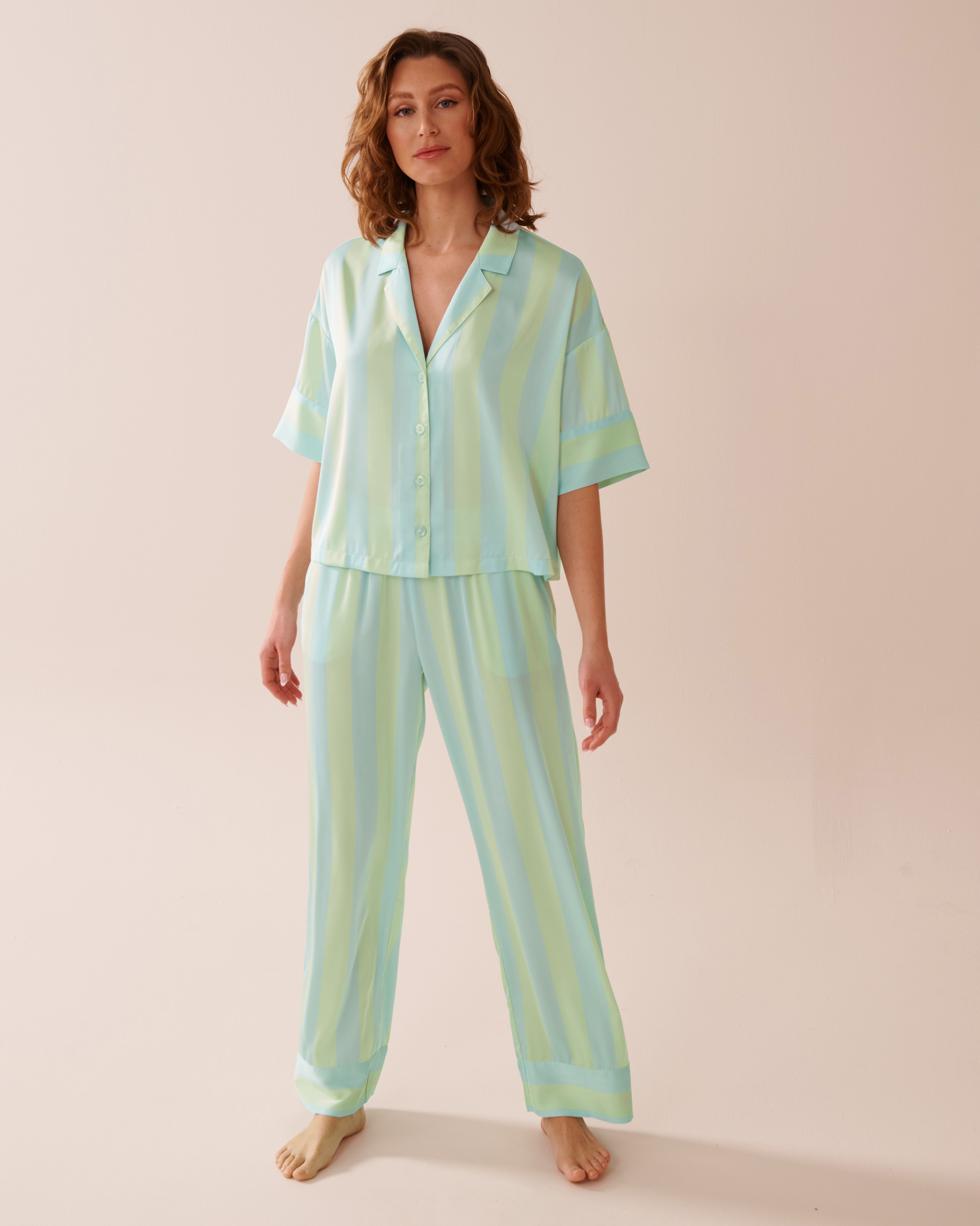 LA VIE EN ROSE Ensemble pyjama rayé manches courtes en satin Bleu et vert 60400052 - Voir1