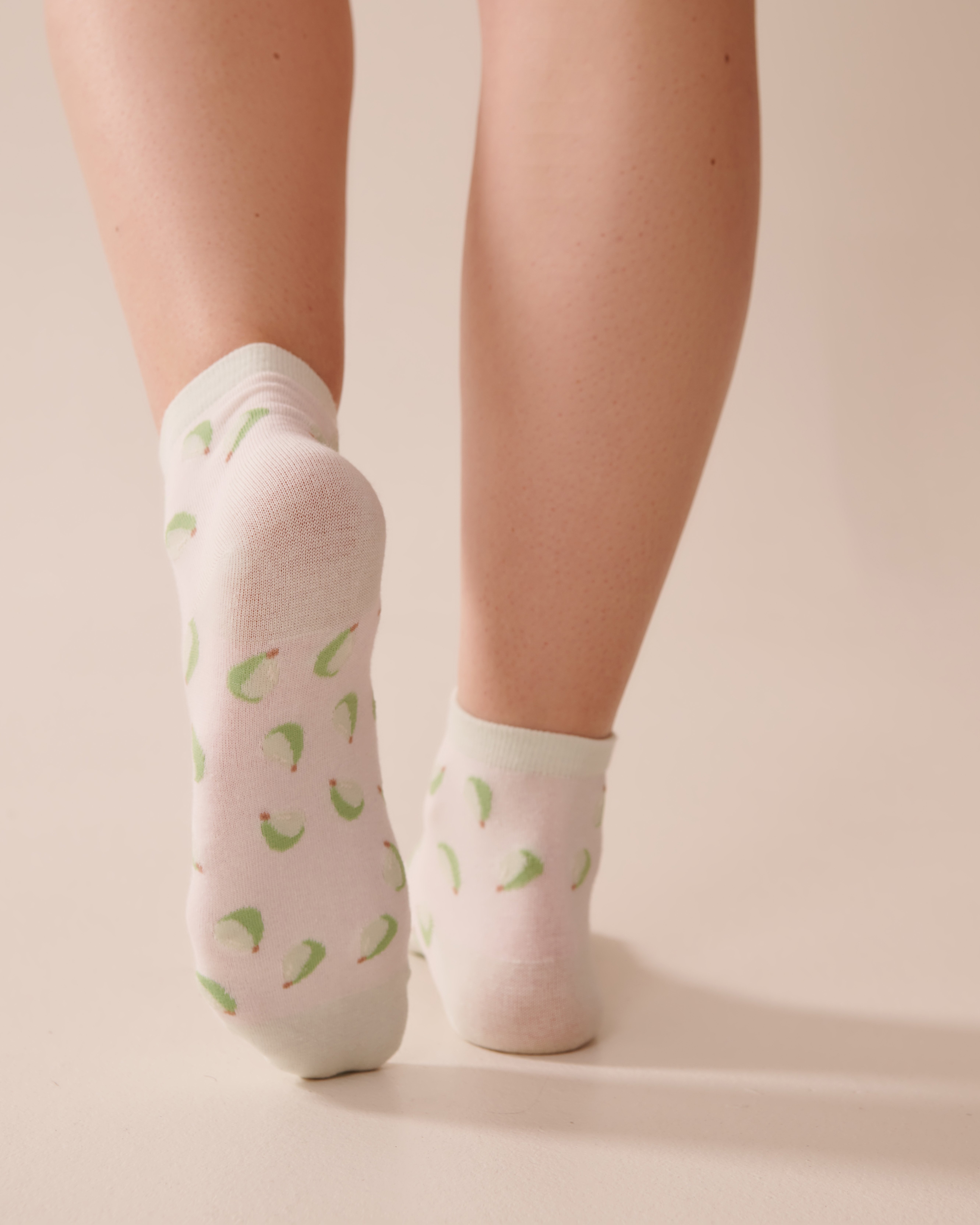 LA VIE EN ROSE Finely Ribbed Pear Socks White/Pears 40700396 - View2