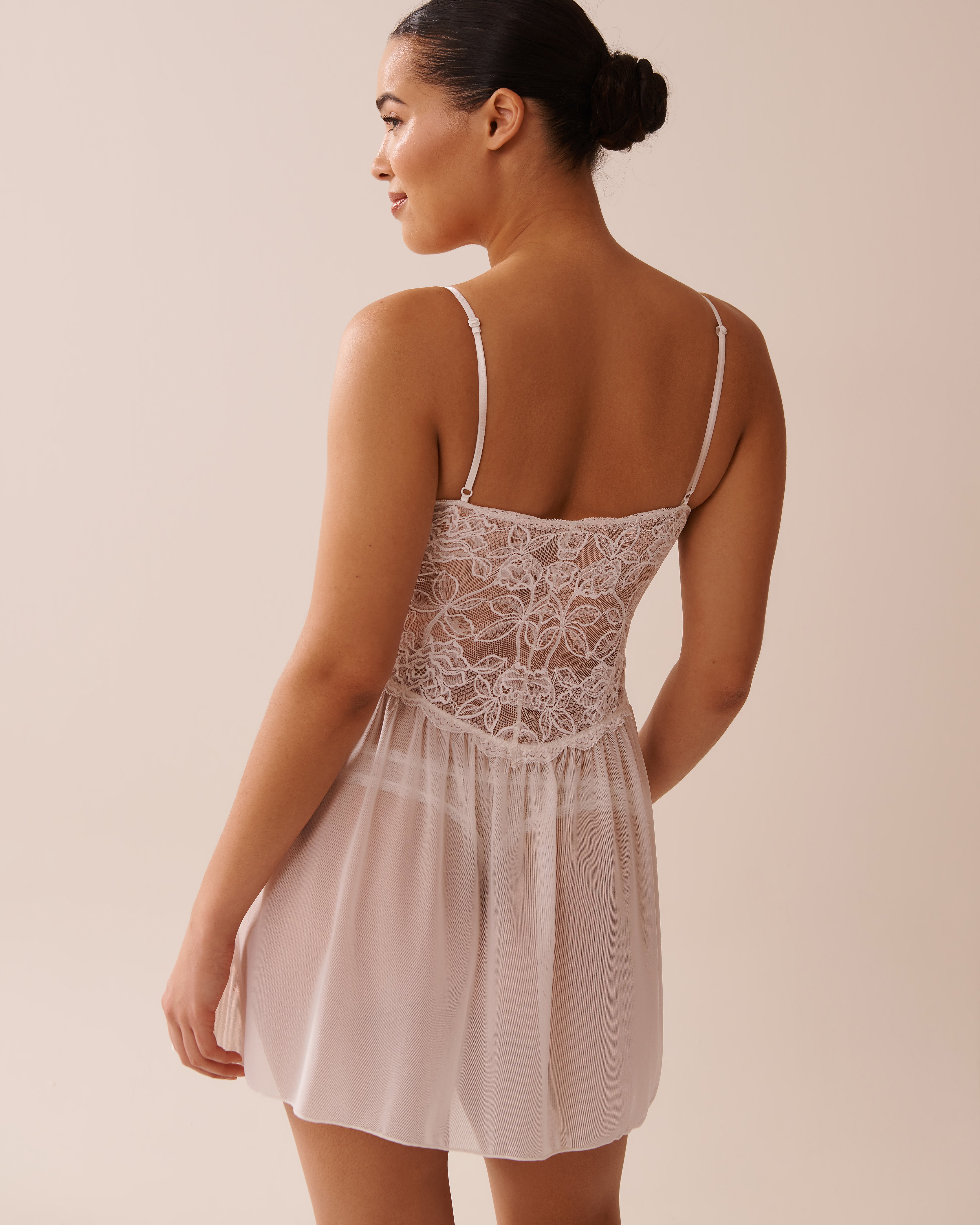 LA VIE EN ROSE Nuisette fendue en dentelle florale et résille Blanc 60500193 - Voir2
